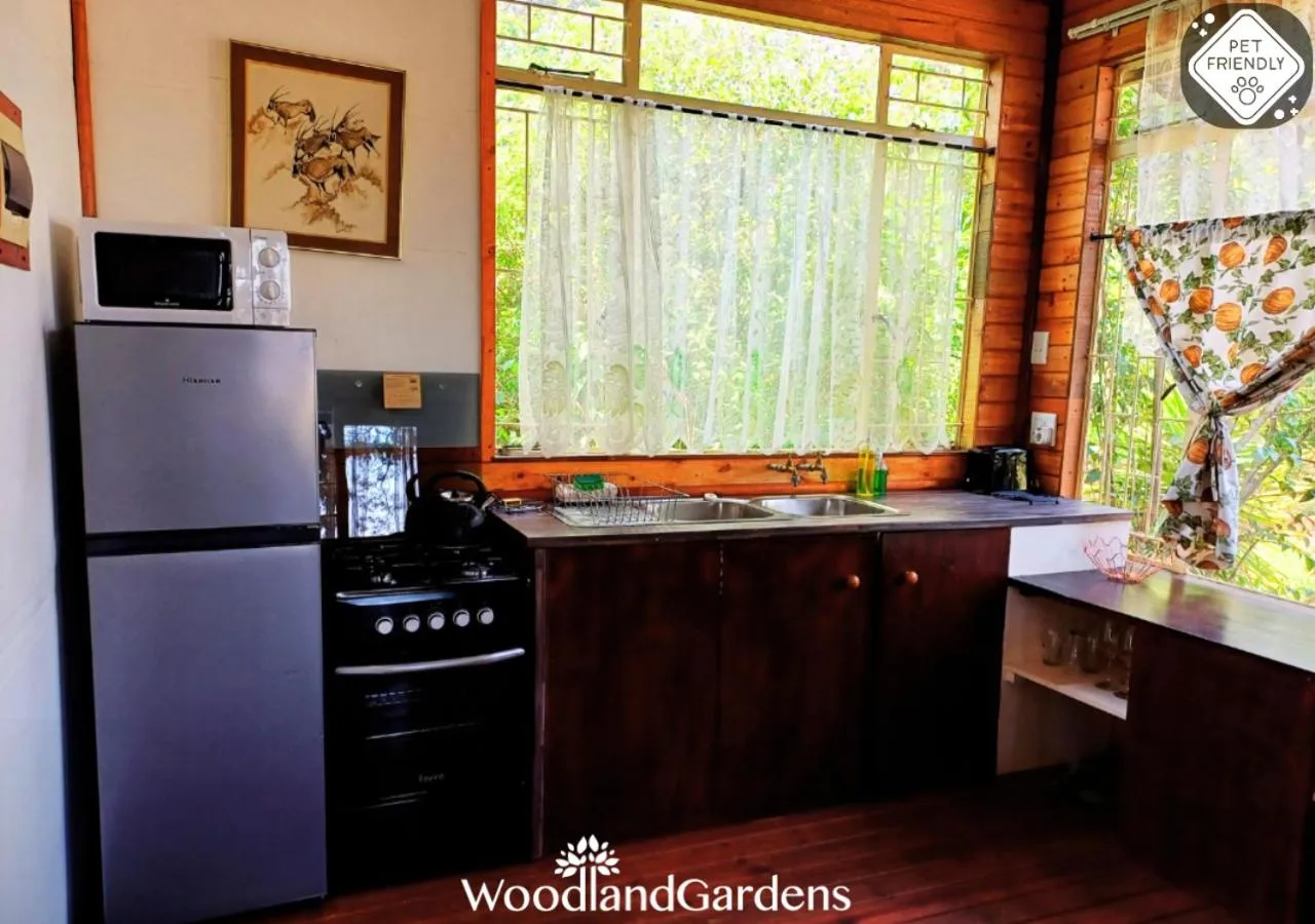 Kitchen or kitchenette in Woodland Gardens Self catering Pet Friendly Lodge