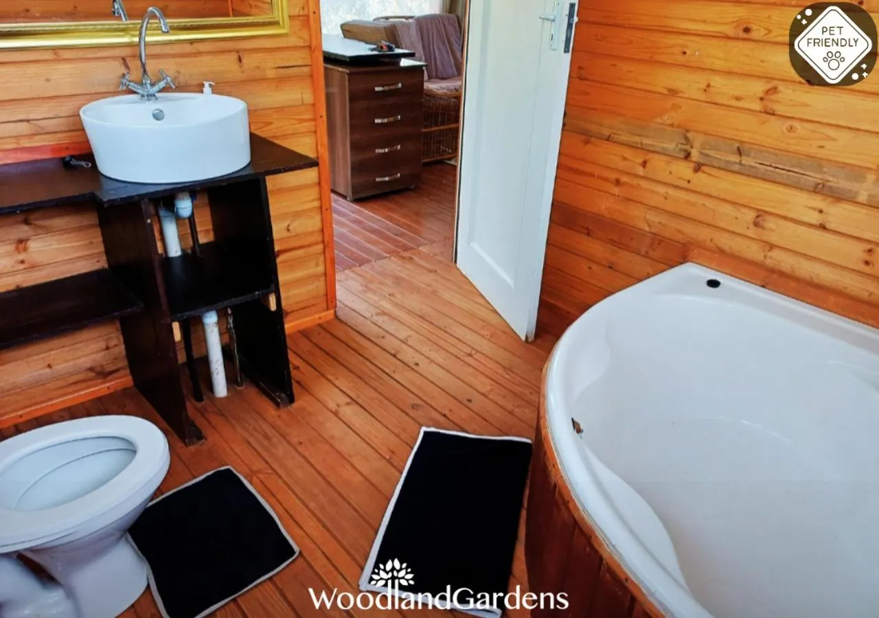Bathroom in Woodland Gardens Self catering Pet Friendly Lodge