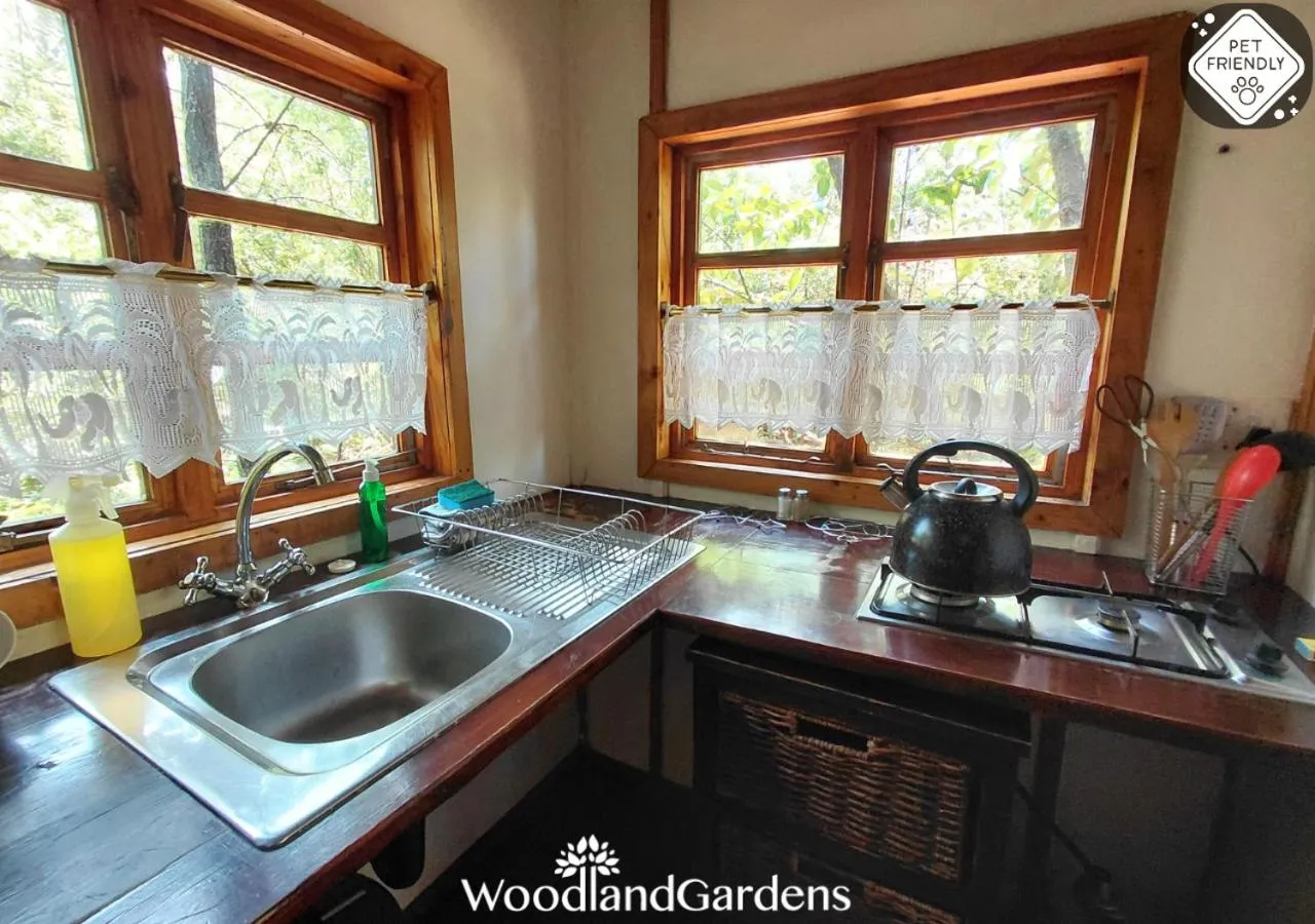 Kitchen or kitchenette in Woodland Gardens Self catering Pet Friendly Lodge