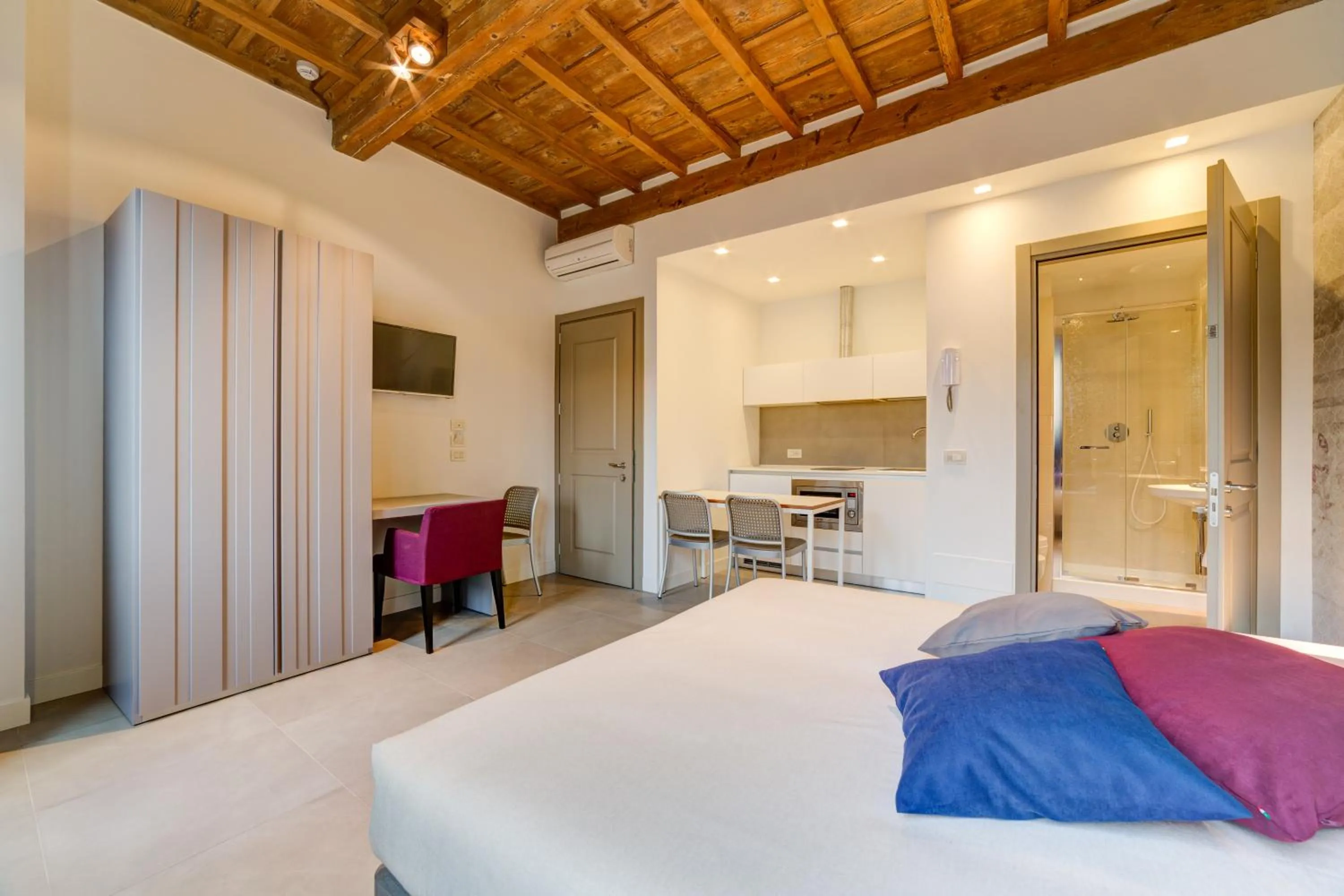 Shower, Bed in Palazzo Mannaioni Suites