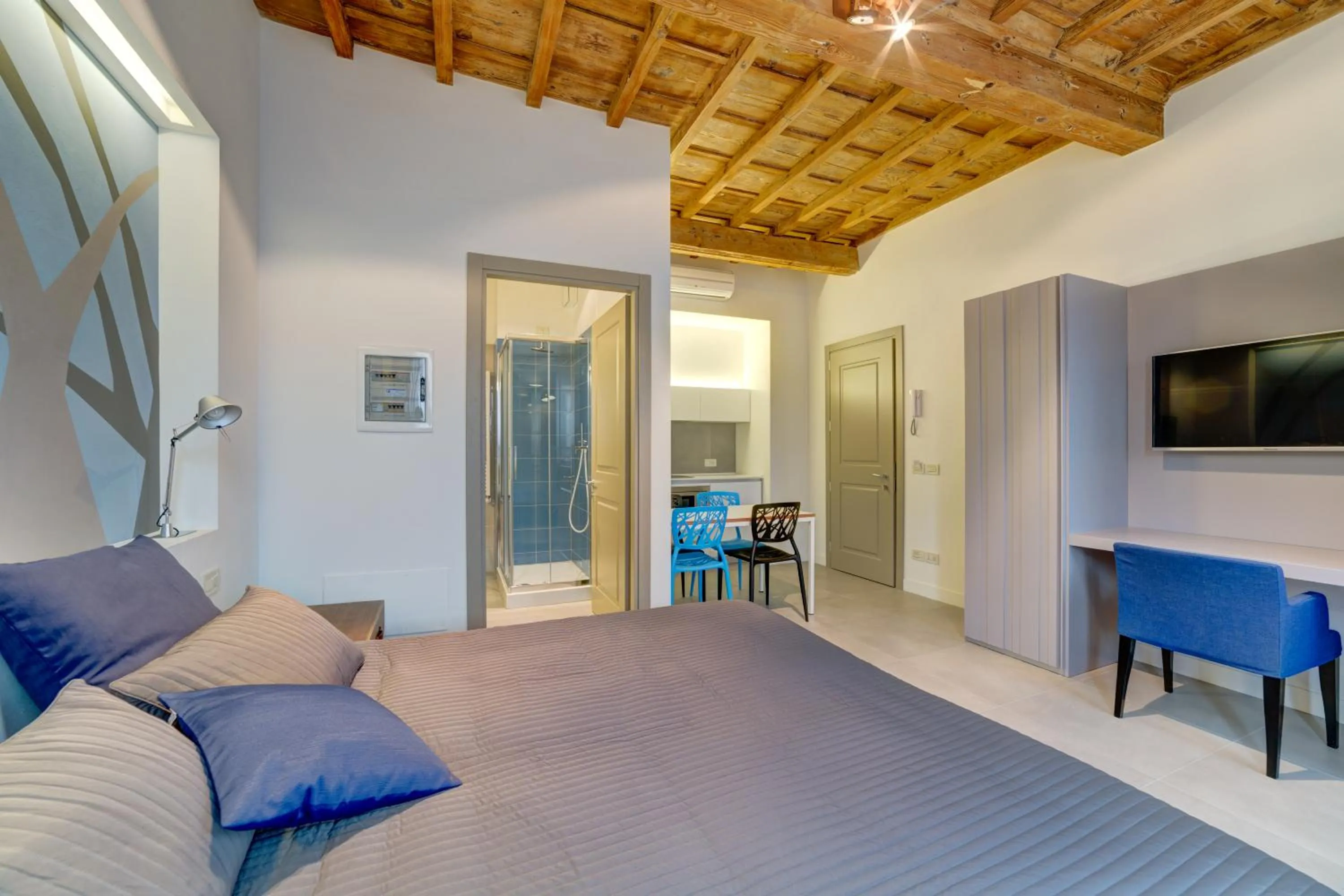 Shower in Palazzo Mannaioni Suites