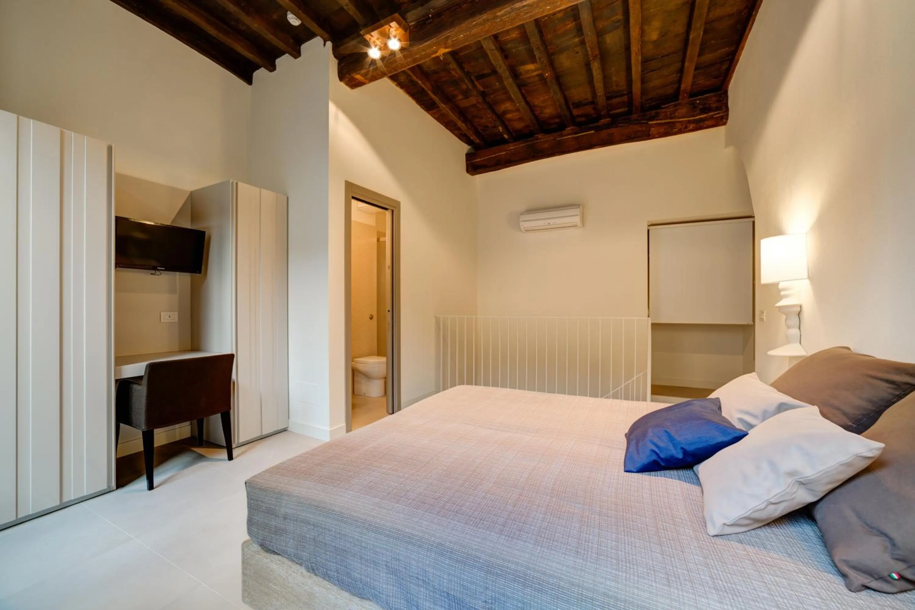 Bed in Palazzo Mannaioni Suites