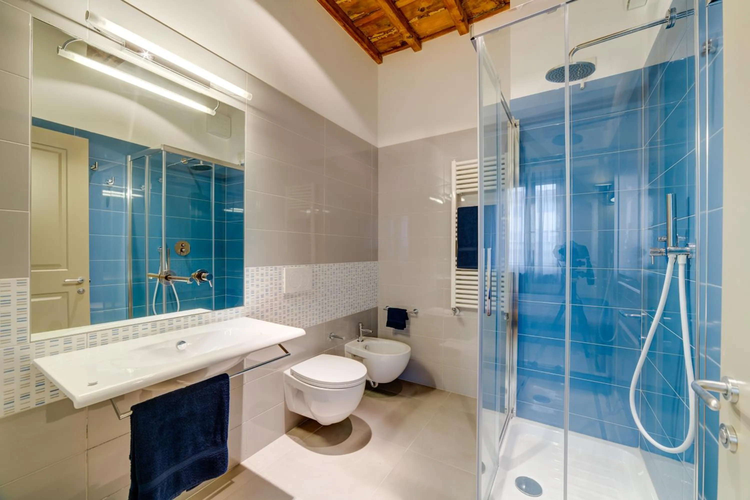 Shower in Palazzo Mannaioni Suites