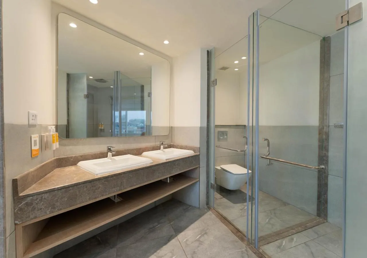 Bathroom in Bloom Boutique l Dal Lake