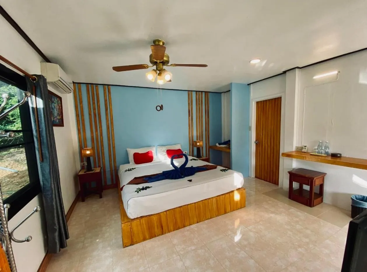 Bed in Kohchang Cabana Big Hotel with swiming pool & Beach