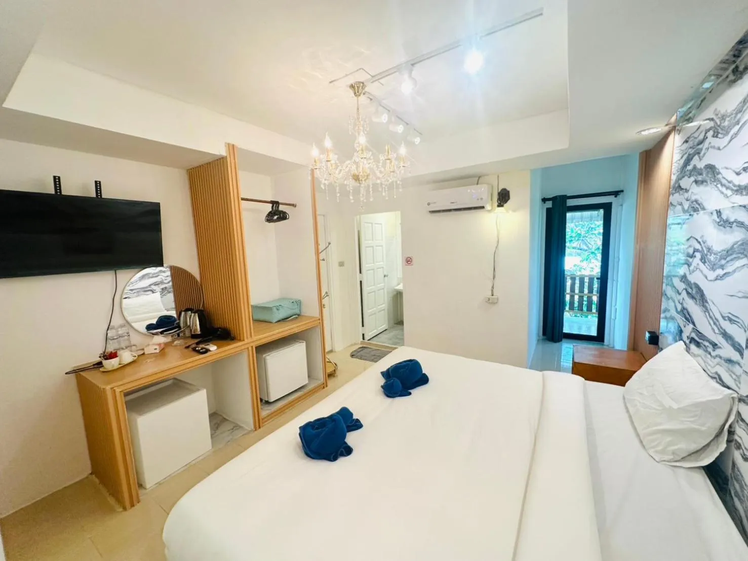 Bed in Kohchang Cabana Big Hotel with swiming pool & Beach