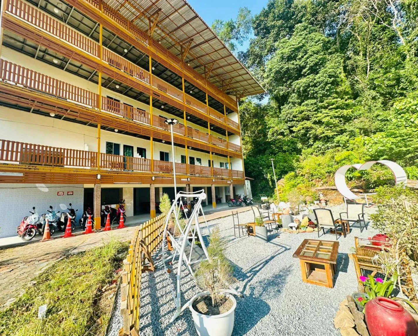 Kohchang Cabana Big Hotel with swiming pool & Beach