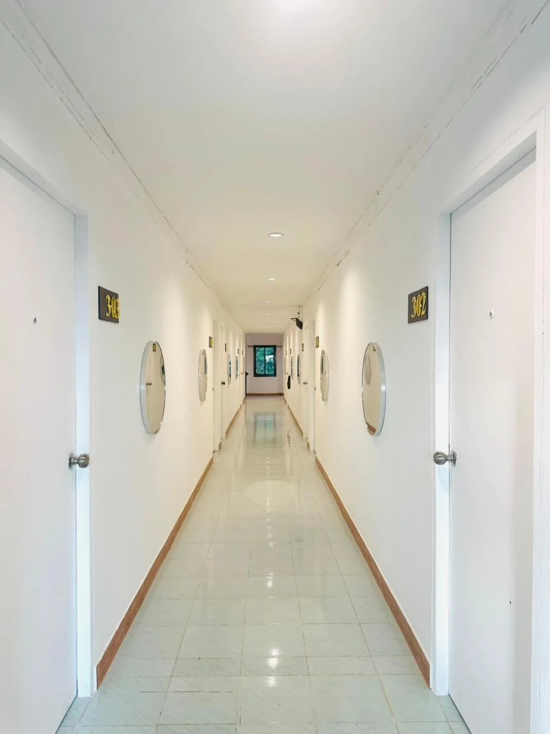 Kohchang Cabana Big Hotel with swiming pool & Beach