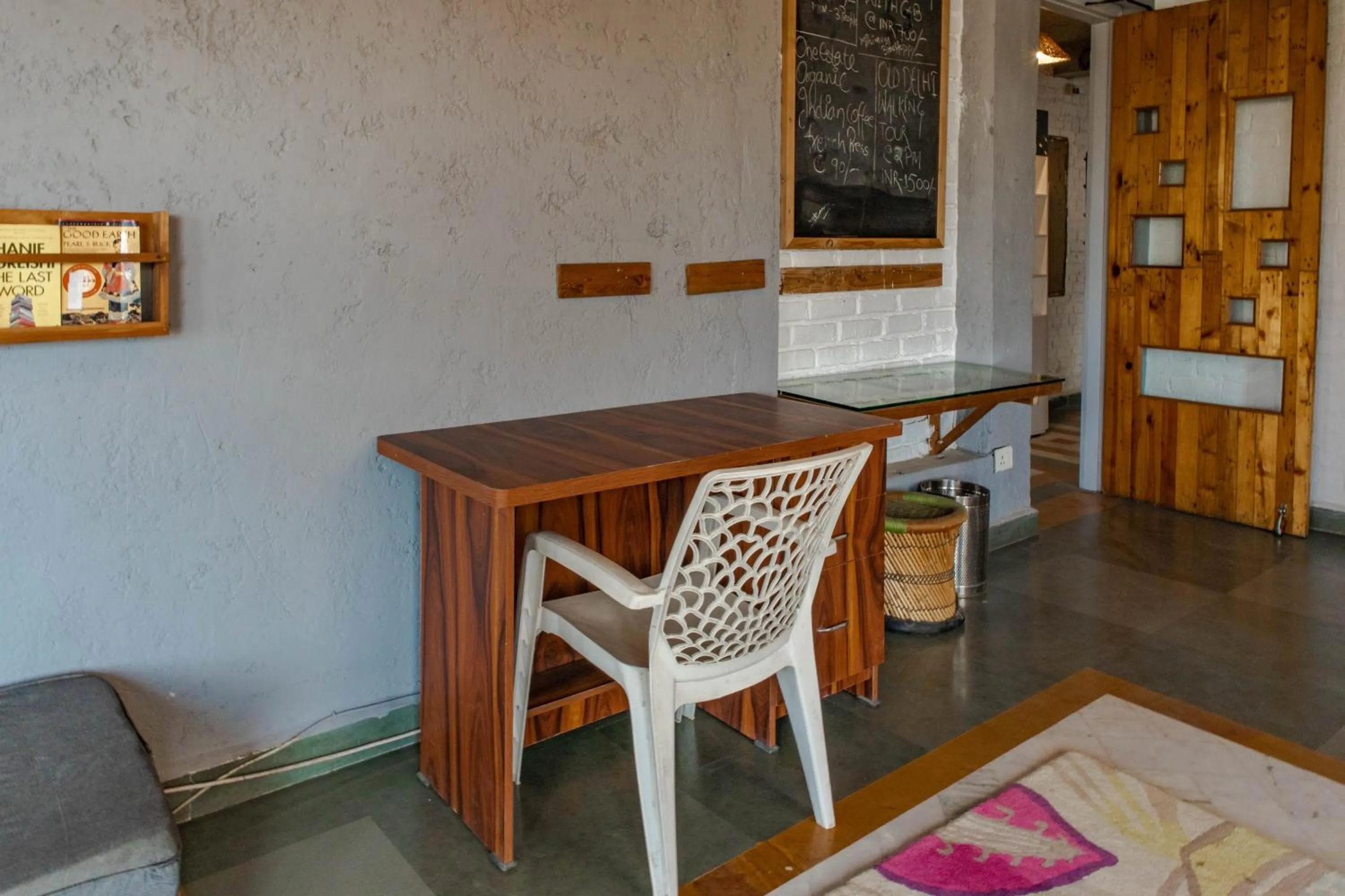 Communal lounge/ TV room in JHouse near Bhikaji