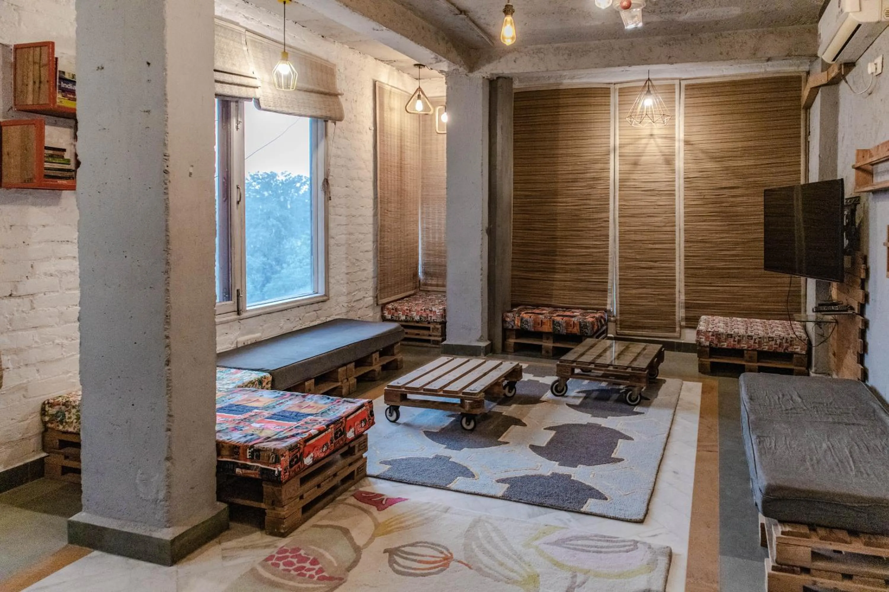 Communal lounge/ TV room in JHouse near Bhikaji