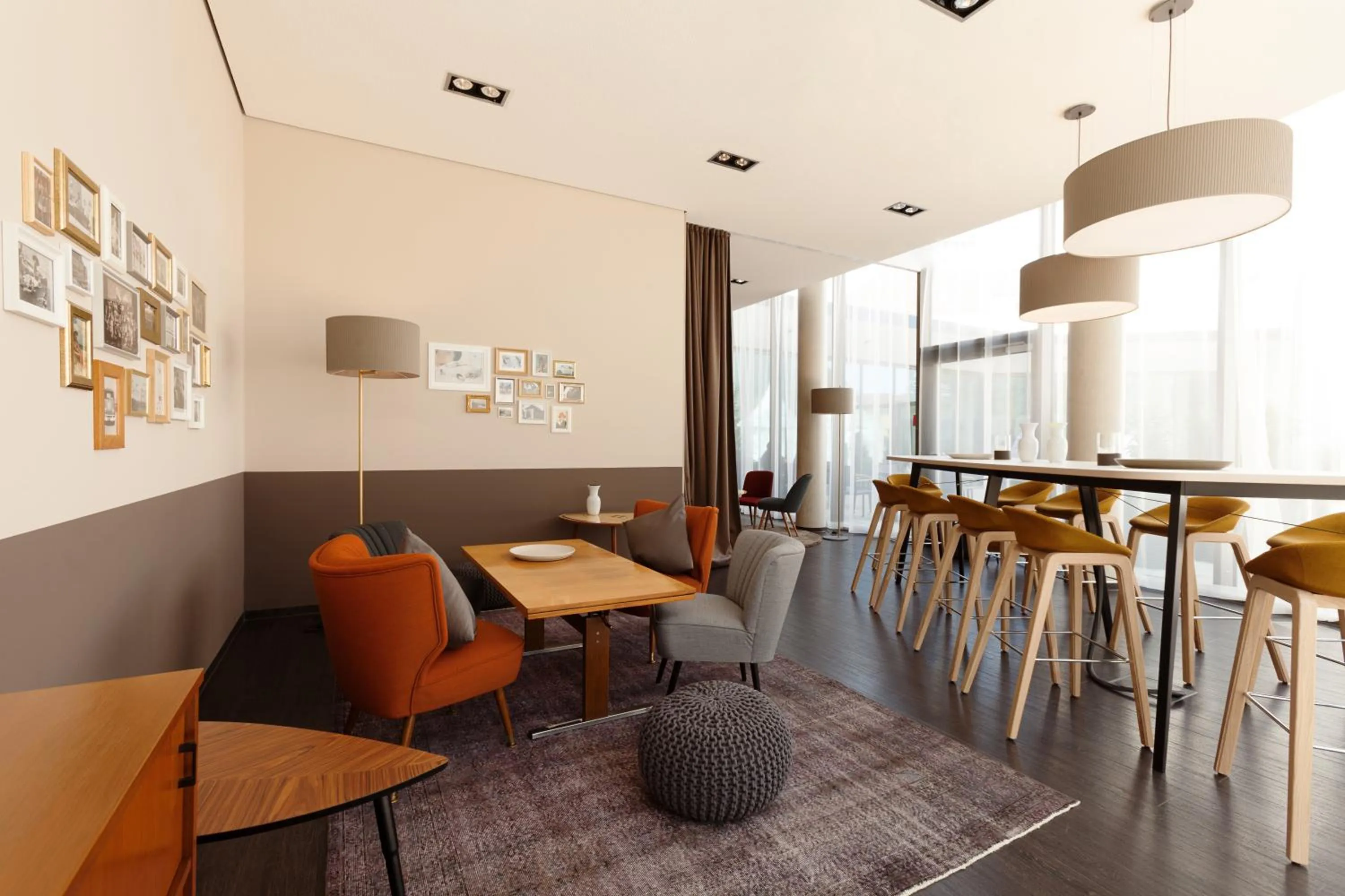 Communal lounge/ TV room in Vienna House Easy by Wyndham Osnabrück City & Apartments