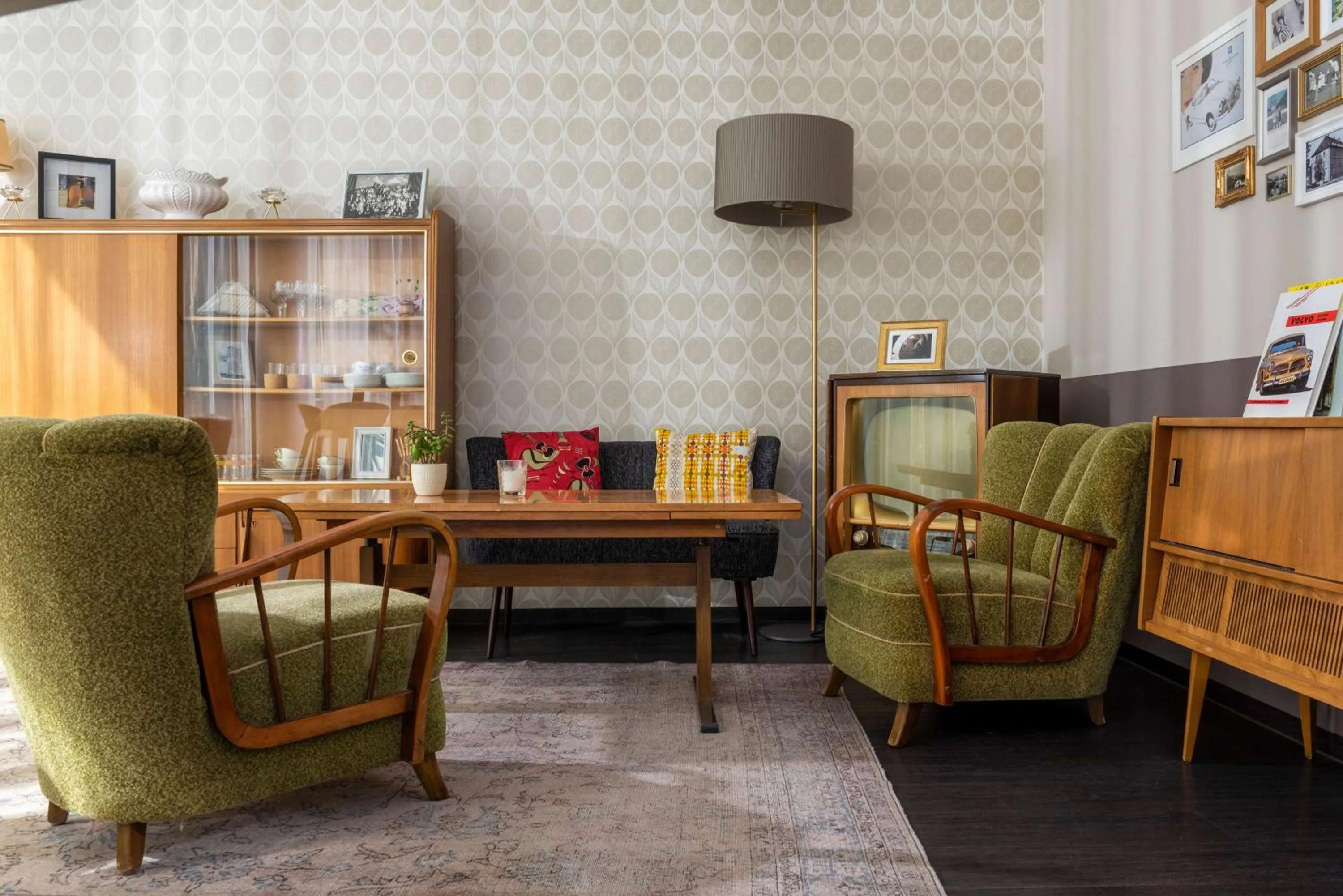 Communal lounge/ TV room in Vienna House Easy by Wyndham Osnabrück City & Apartments