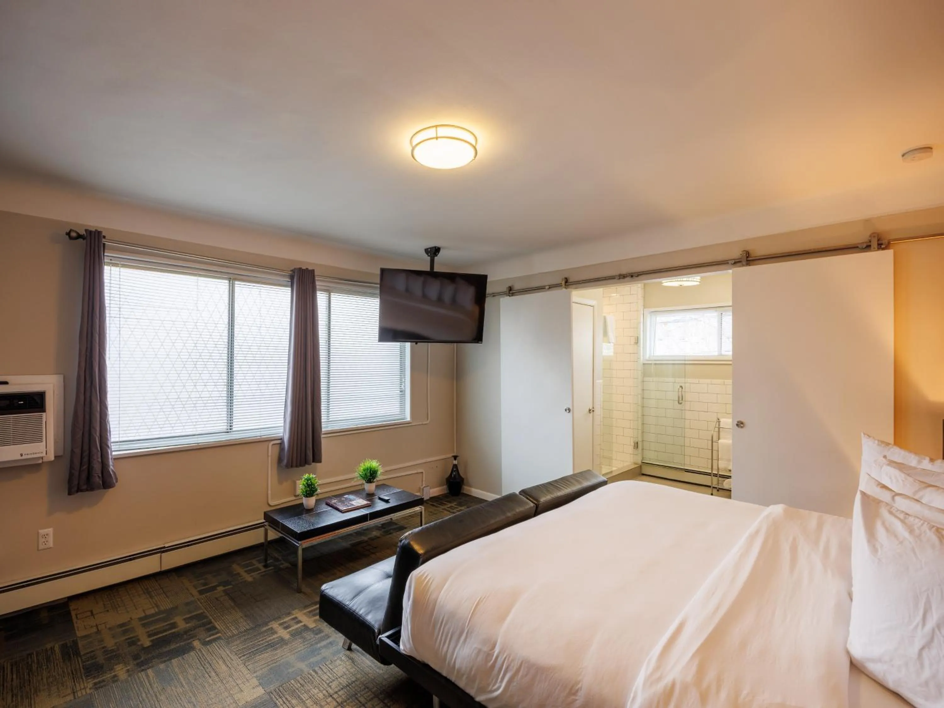 Photo of the whole room, Bed in Hotel Royal Oak