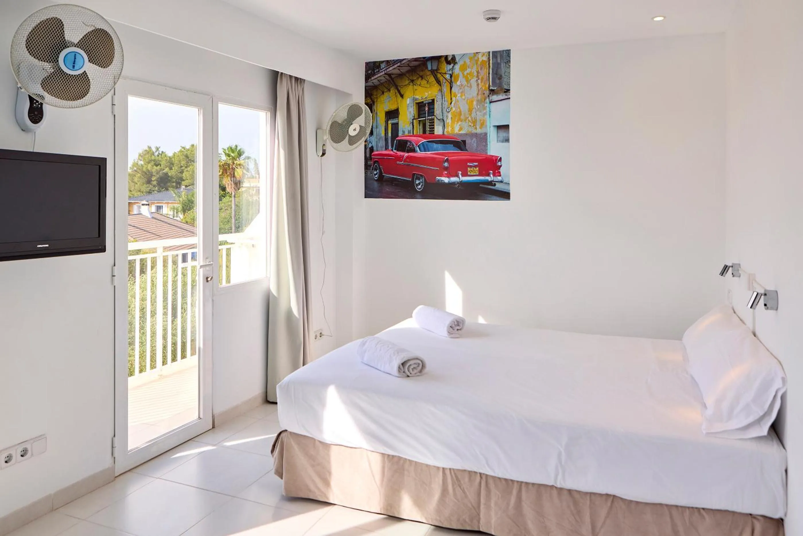 Photo of the whole room, Bed in Hostal Floridita Adults Only