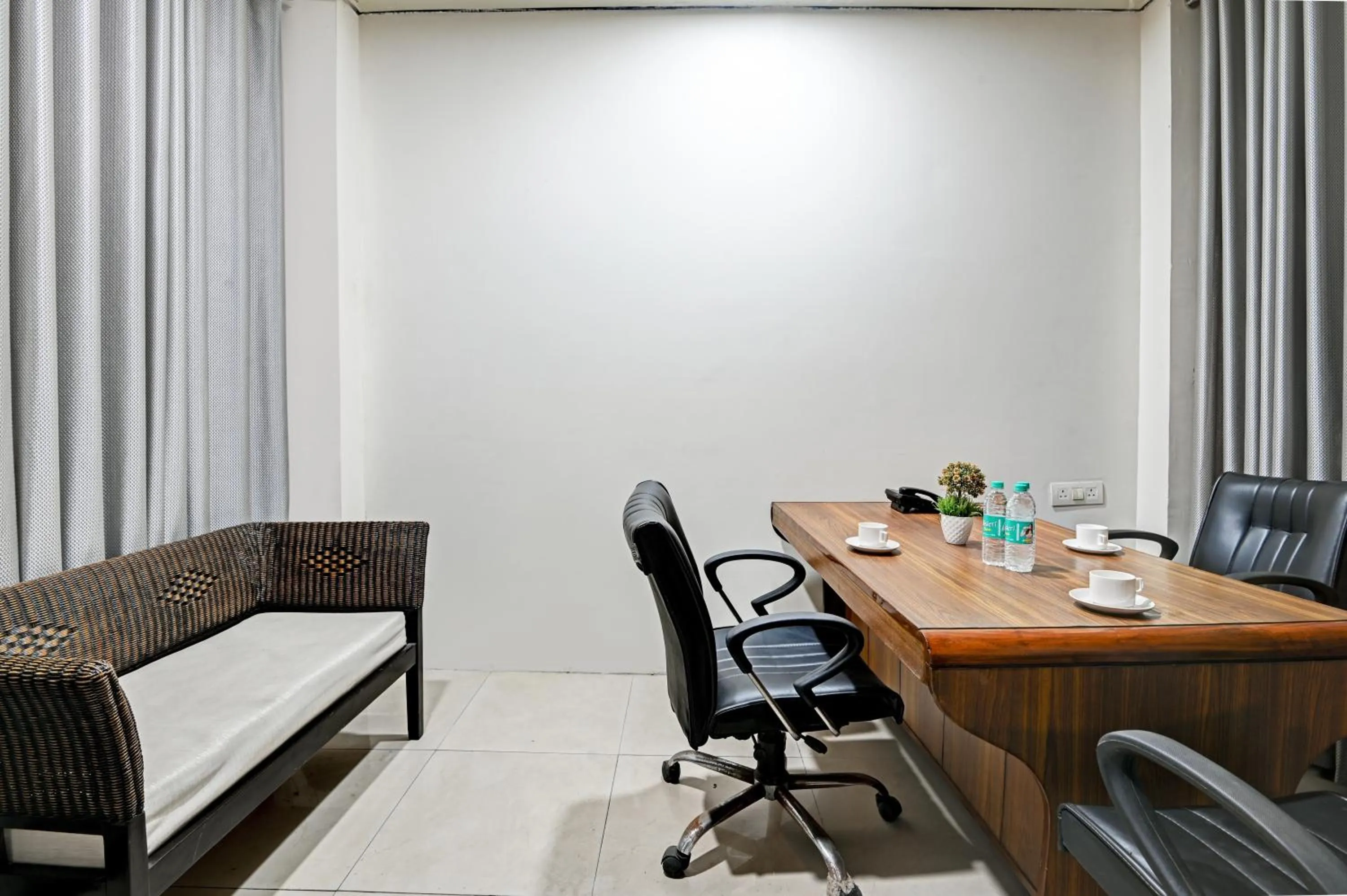 Meeting/conference room in Hotel Amby Inn by Quadis - Lajpat Nagar