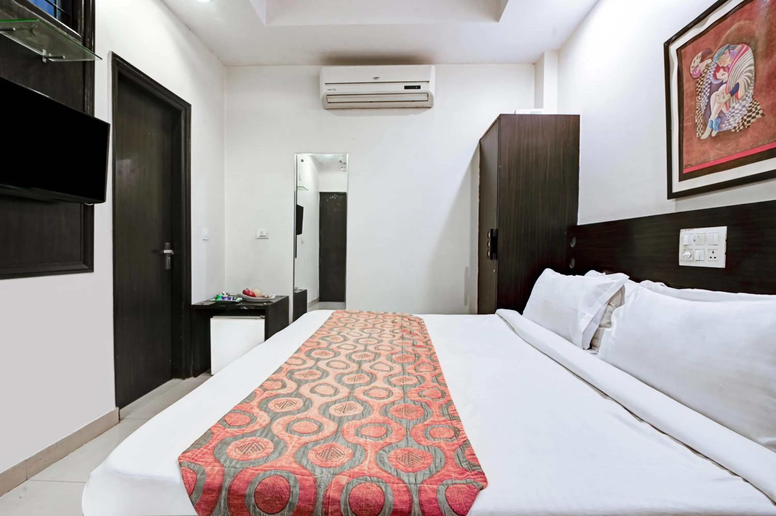 Communal lounge/ TV room, Bed in Hotel Amby Inn by Quadis - Lajpat Nagar