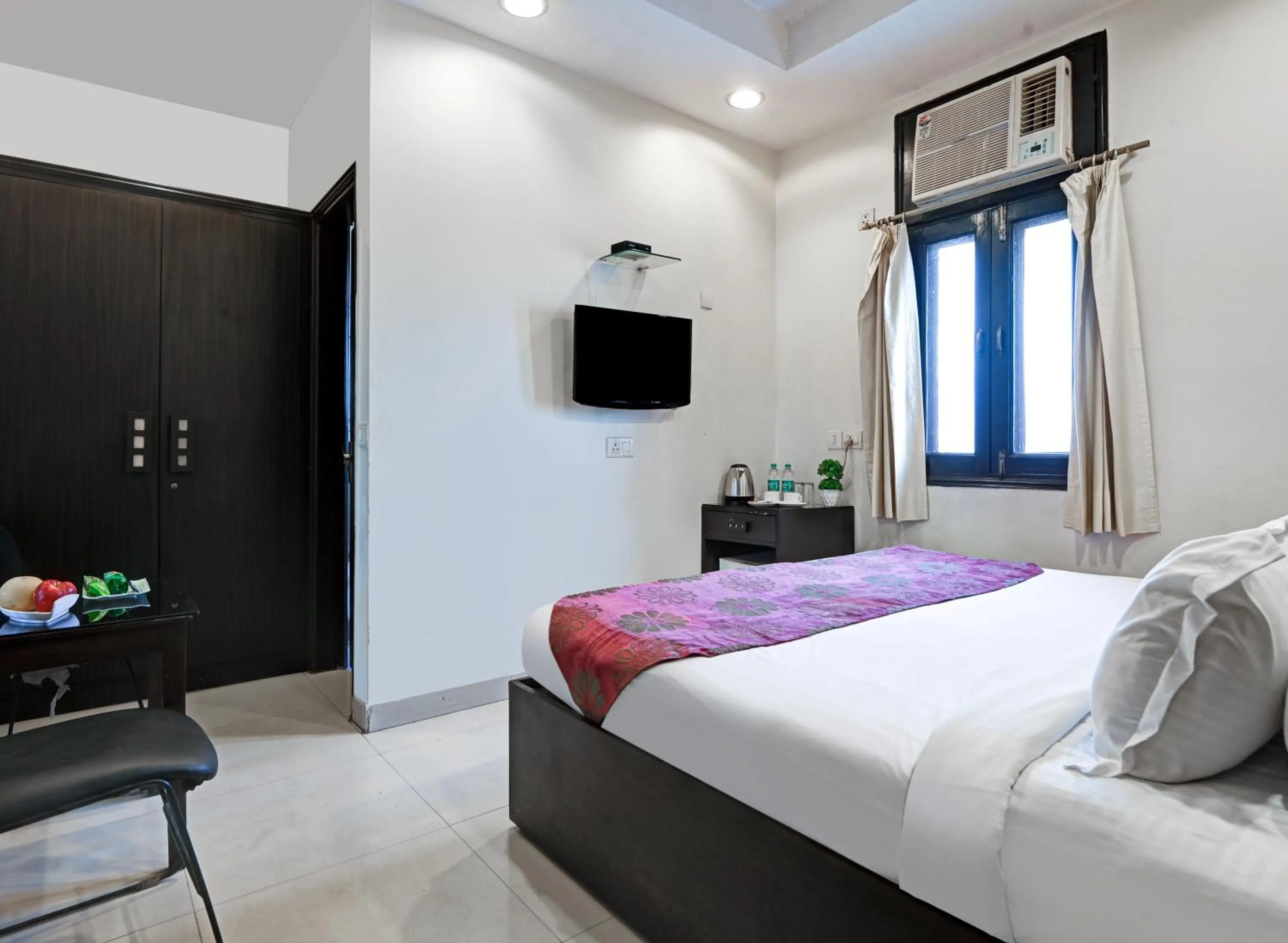Communal lounge/ TV room, Bed in Hotel Amby Inn by Quadis - Lajpat Nagar