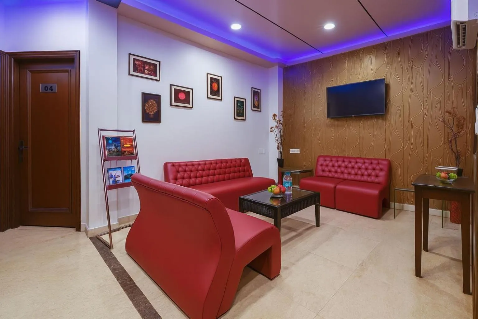 Communal lounge/ TV room in Hotel Amby Inn by Quadis - Lajpat Nagar