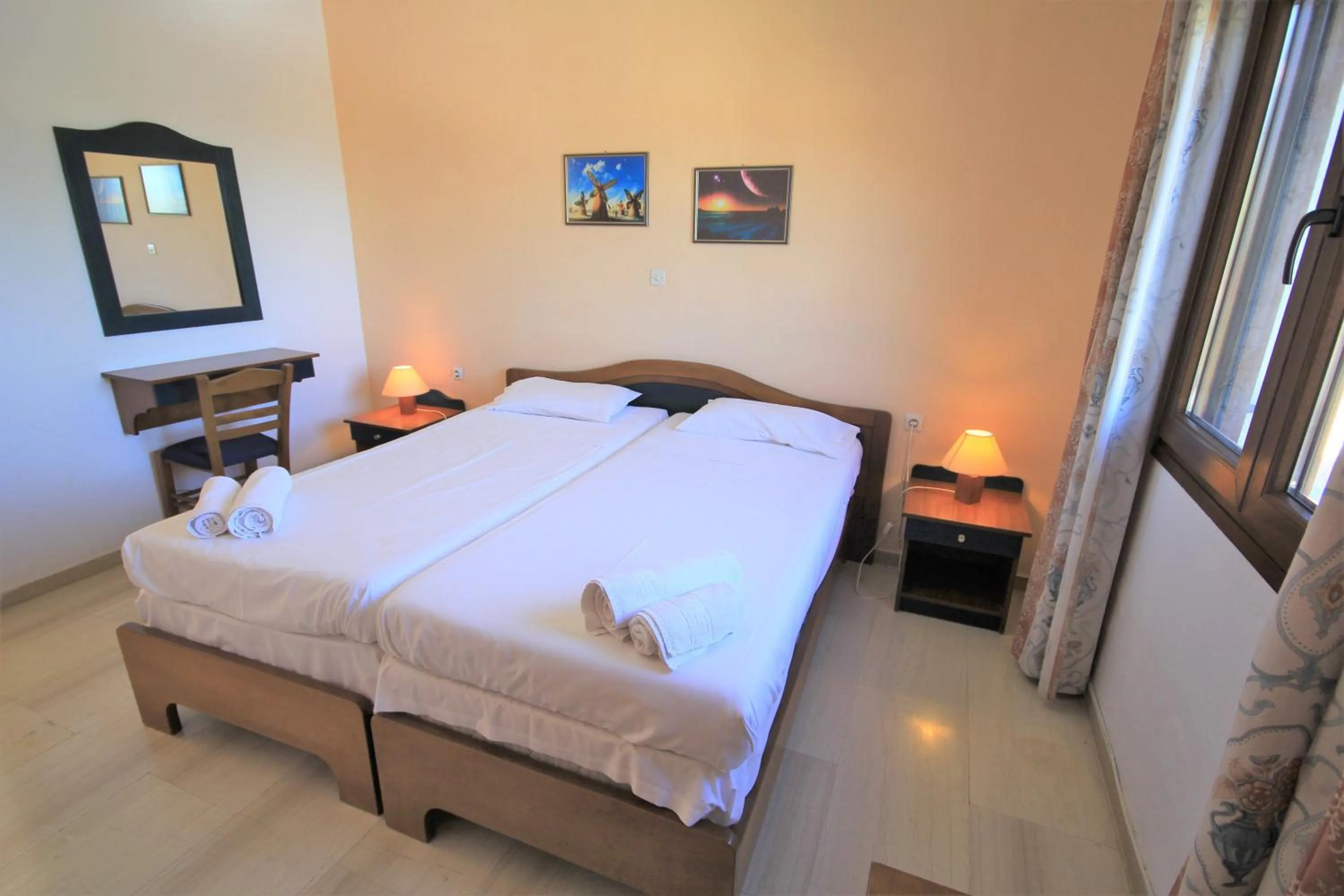 Bedroom, Bed in Delphi Hotel