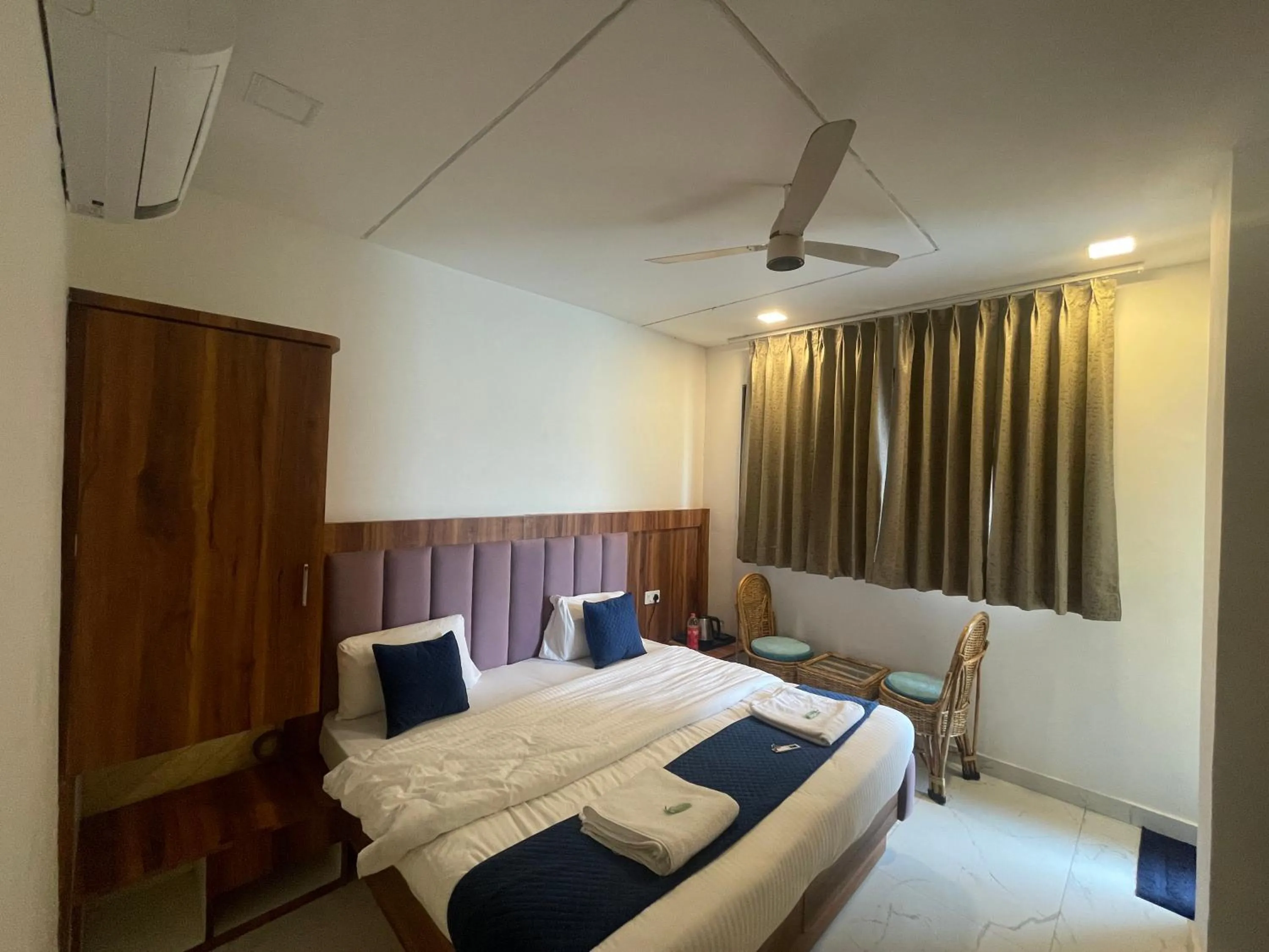 Bed in Maayaa inn by Ganges