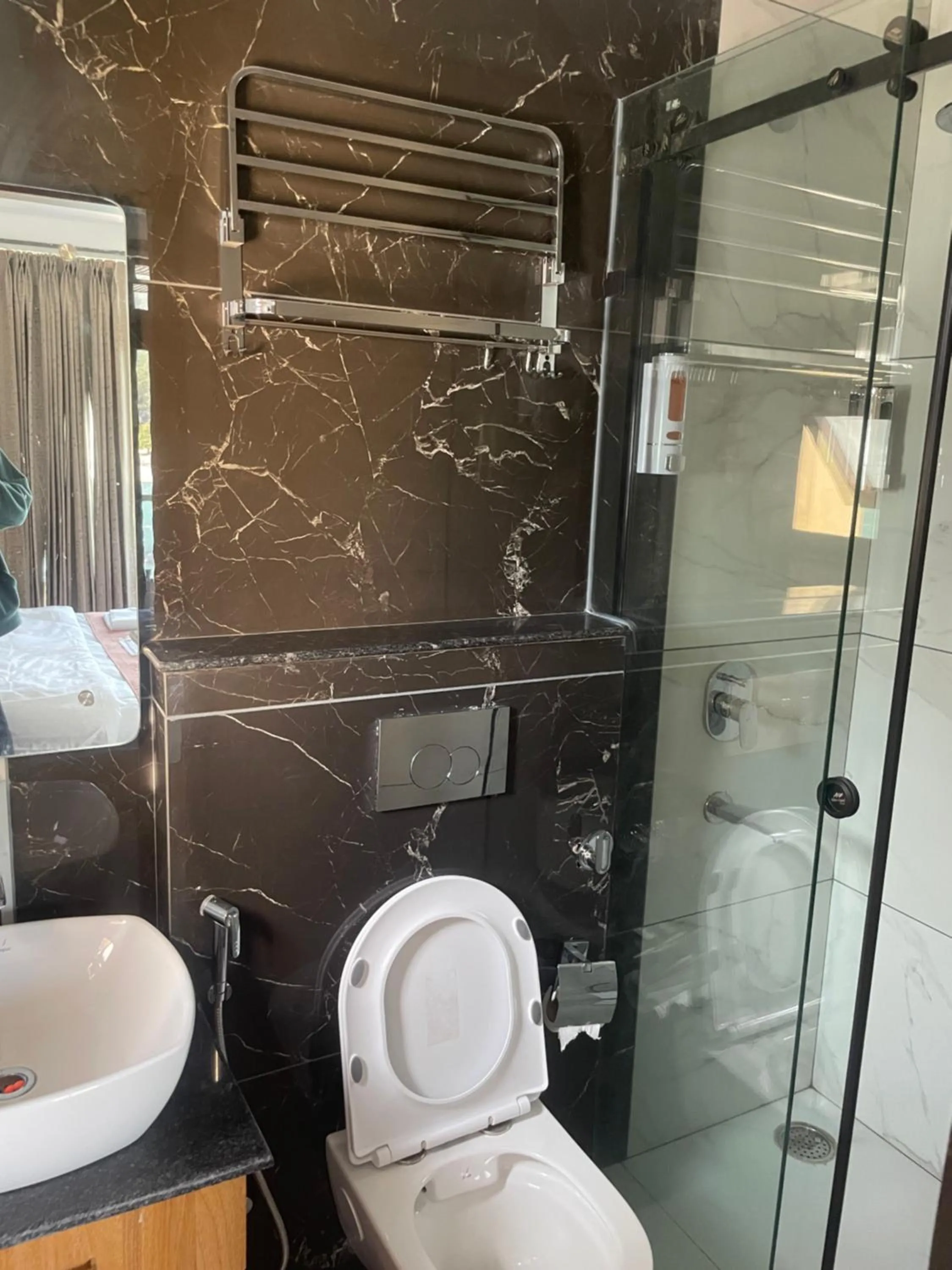 Toilet in Maayaa inn by Ganges