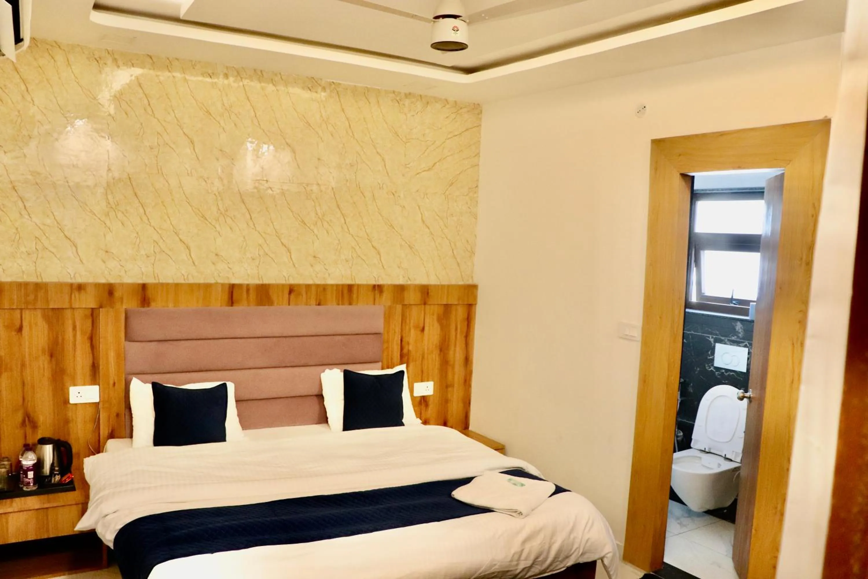 Bed in Maayaa inn by Ganges