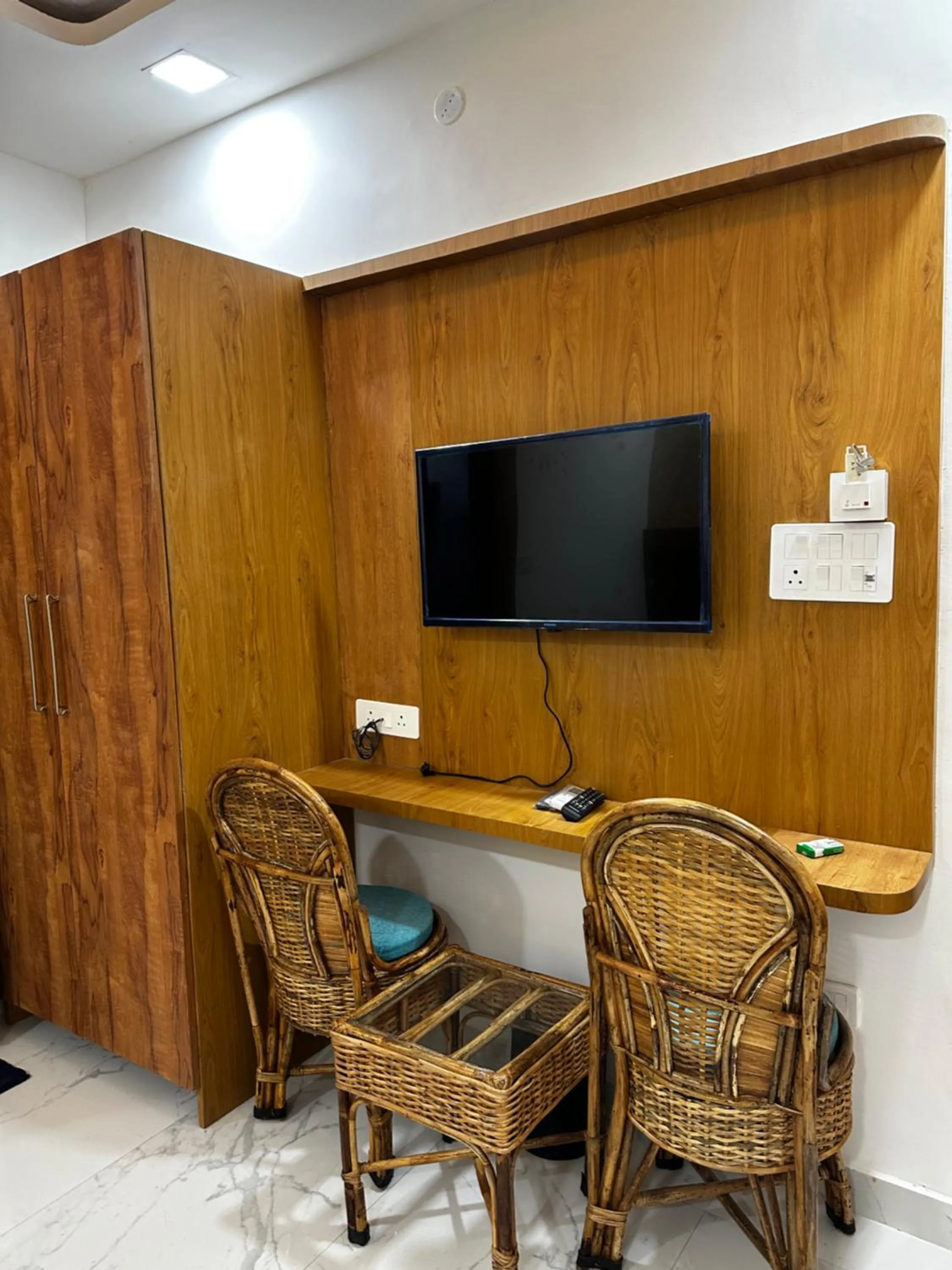 TV and multimedia in Maayaa inn by Ganges