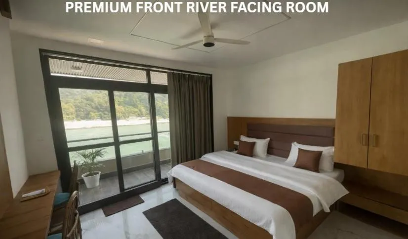 Bed in Maayaa inn by Ganges