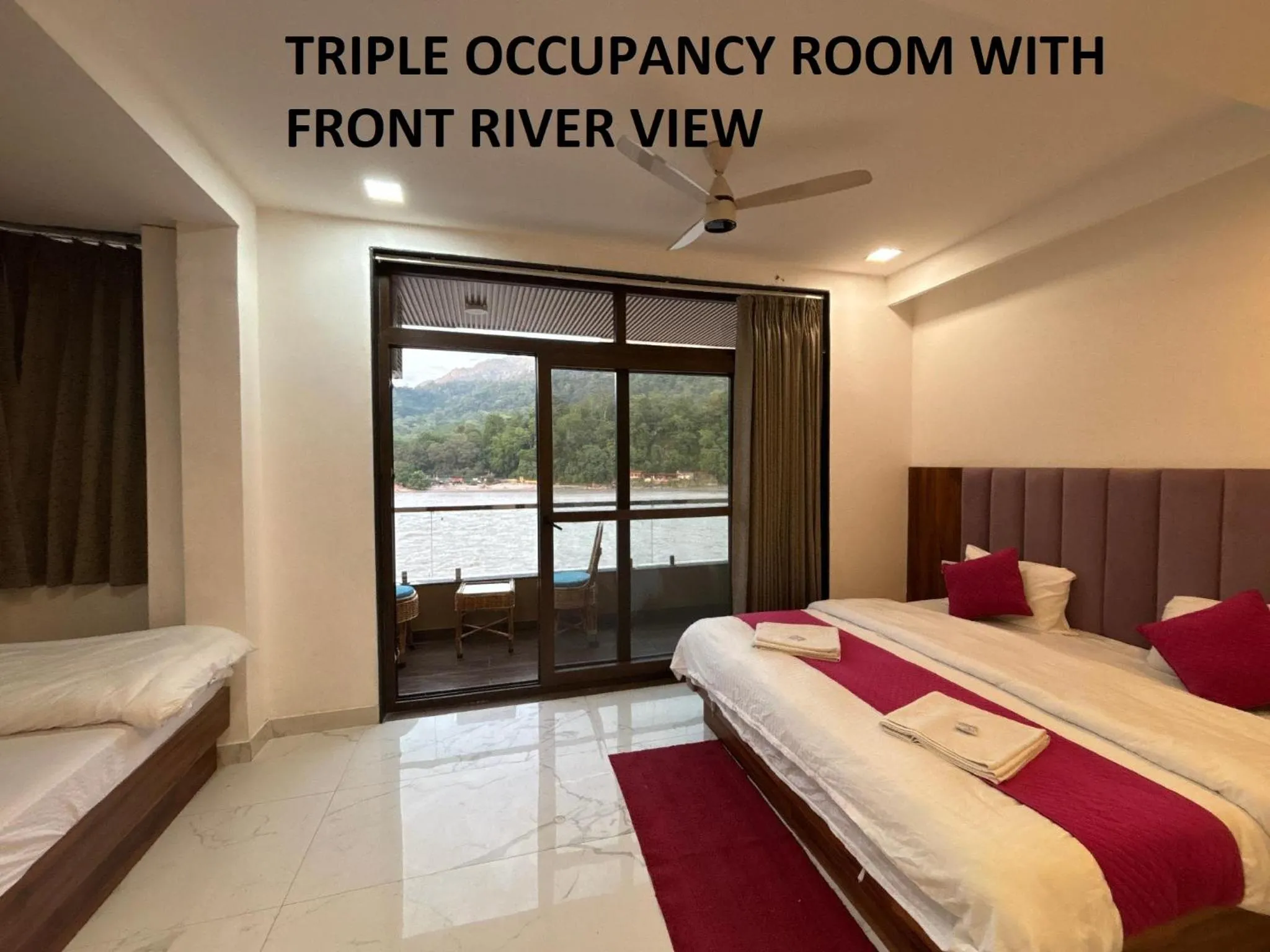 Bed in Maayaa inn by Ganges