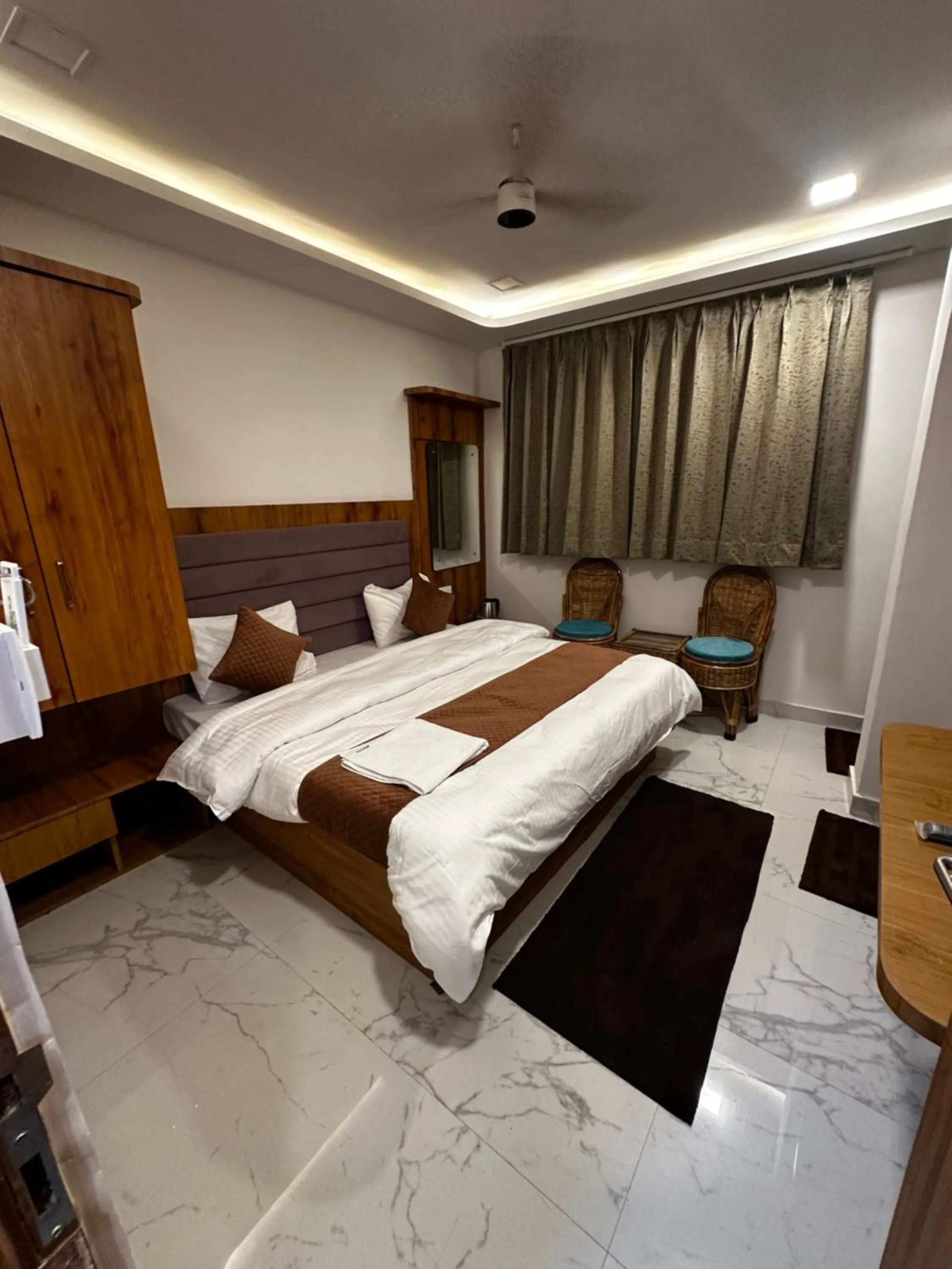 Photo of the whole room, Bed in Maayaa inn by Ganges