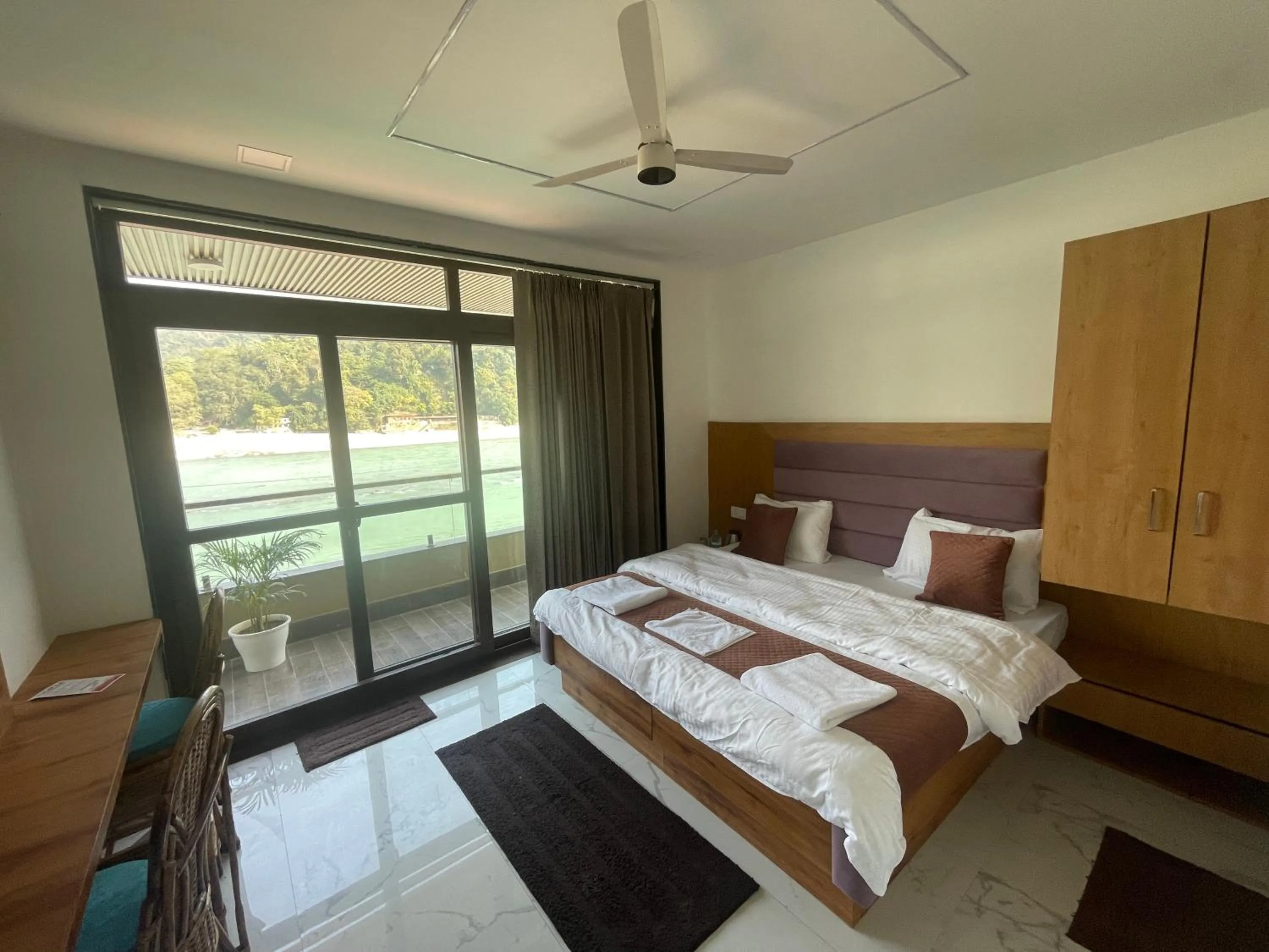 Bedroom, Bed in Maayaa inn by Ganges