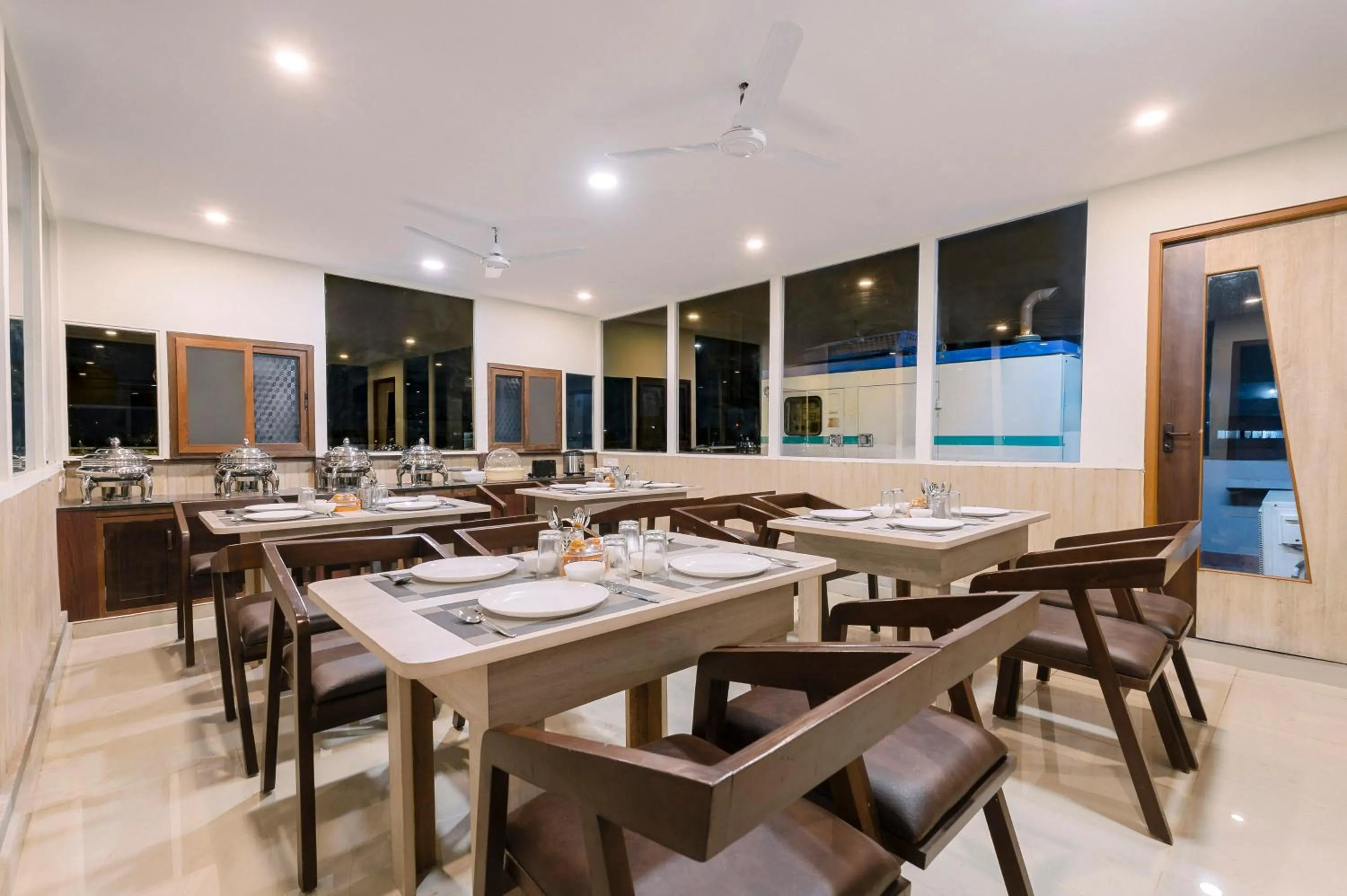 Restaurant/places to eat in Treebo RKH Palace