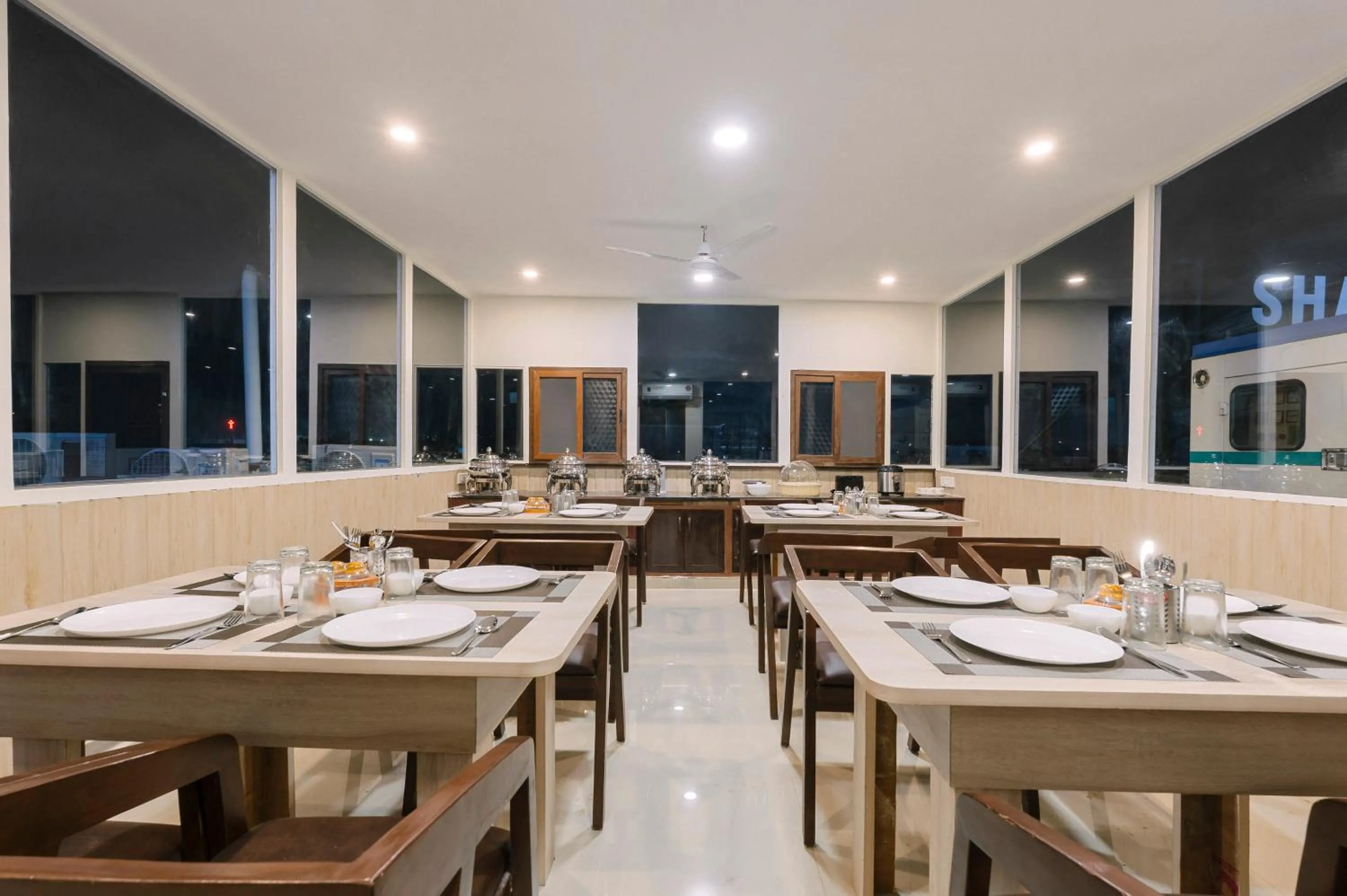 Restaurant/places to eat in Treebo RKH Palace