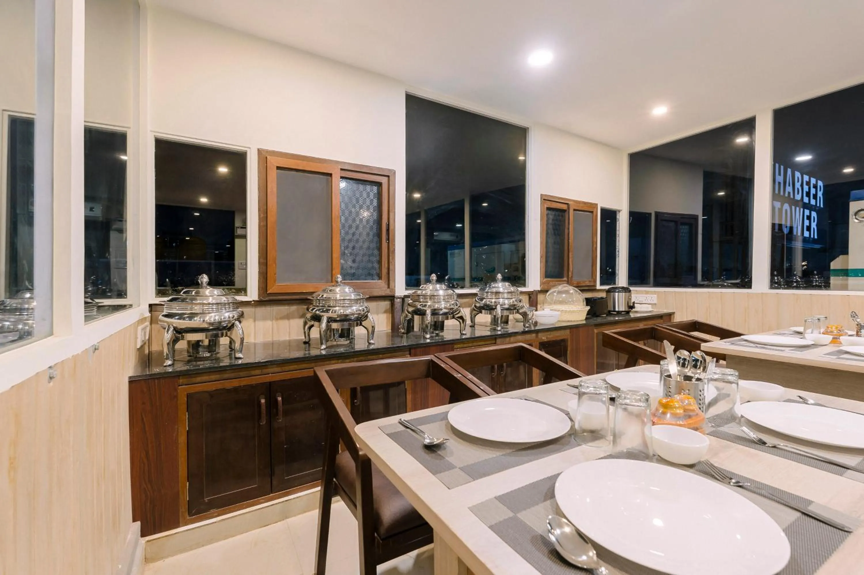 Restaurant/places to eat in Treebo RKH Palace