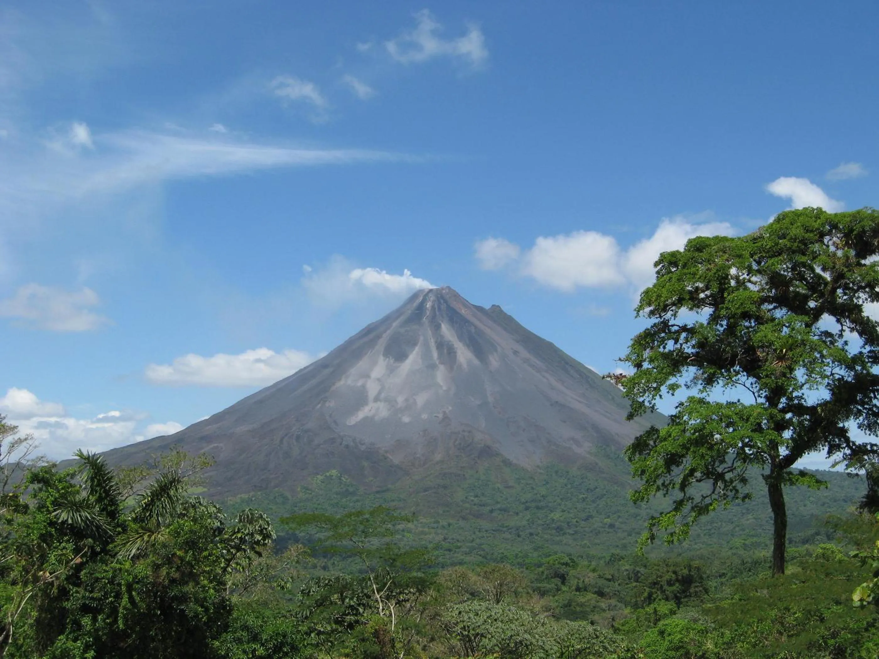 Day in Arenal Garden Lodge