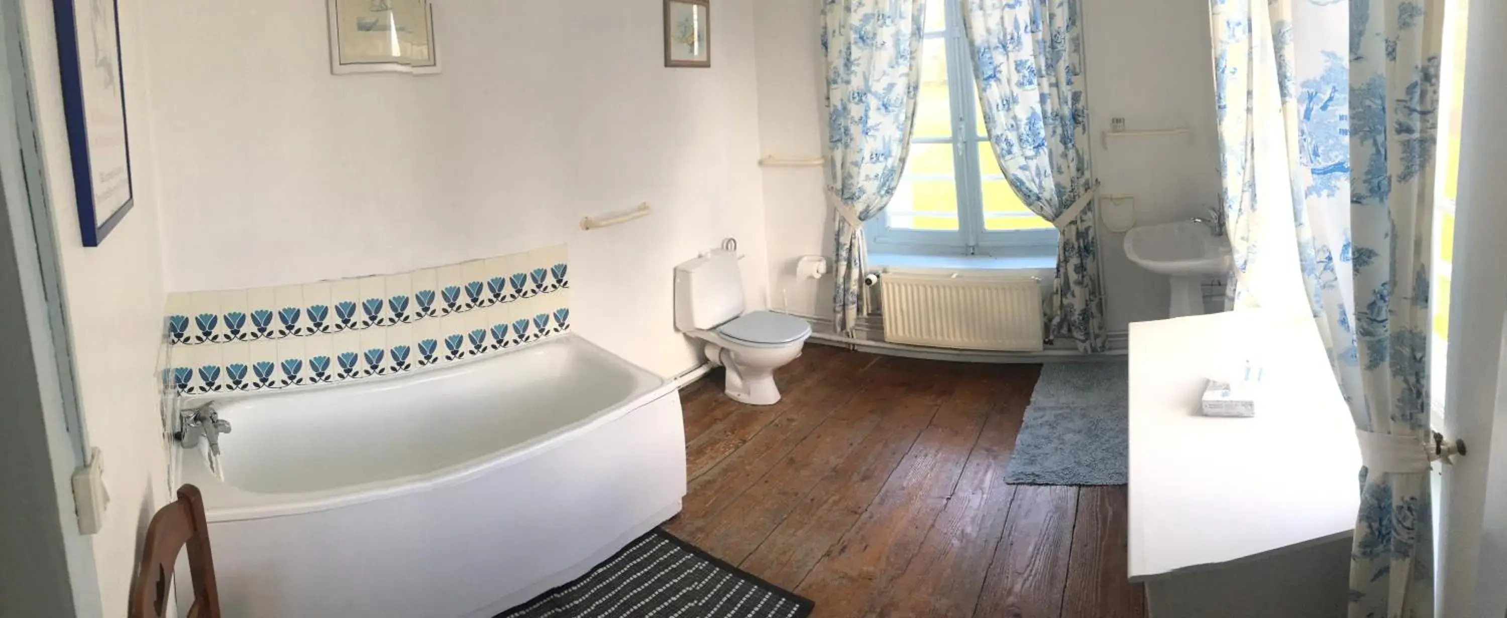 Double Room with Private Bathroom in Chateau De Grosfy Double Room with Private Bathroom in Chateau De Grosfy