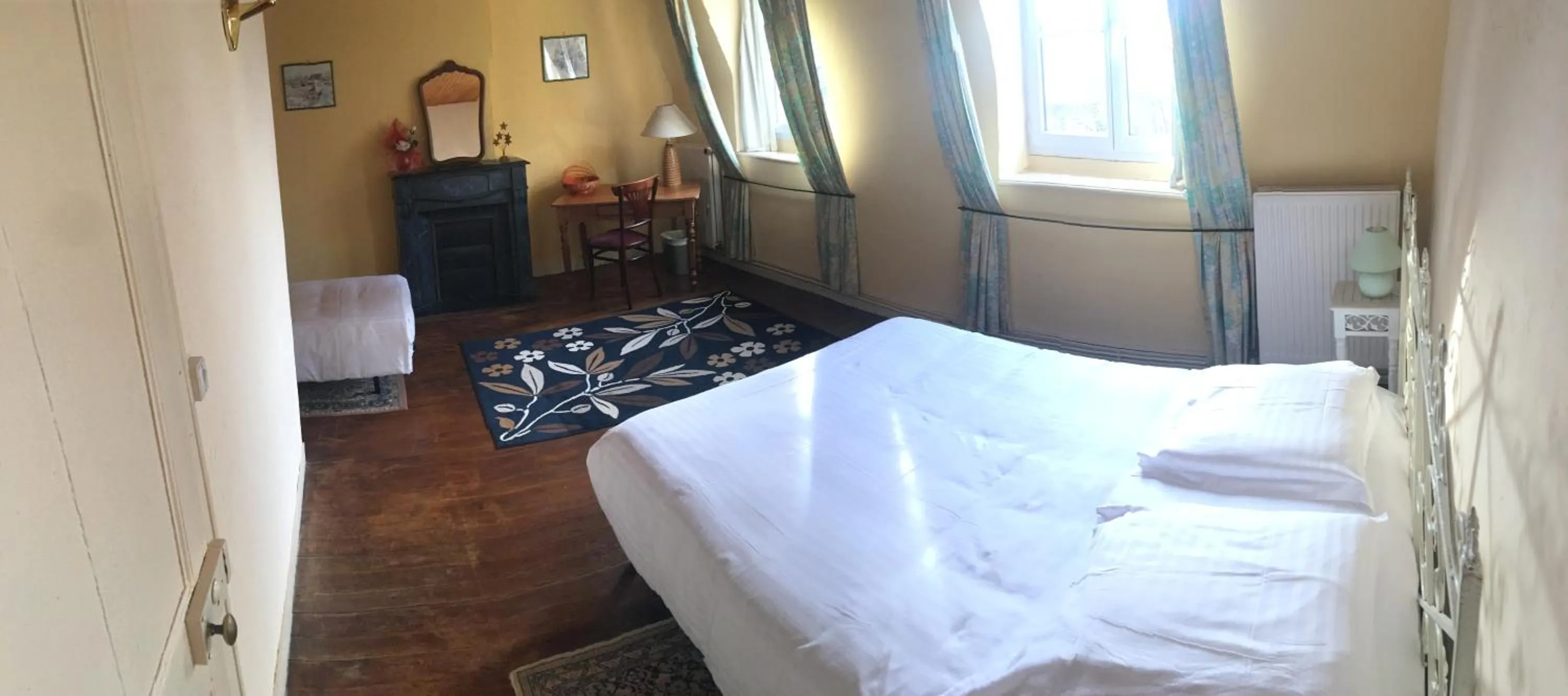 Photo of the whole room, Bed in Chateau De Grosfy