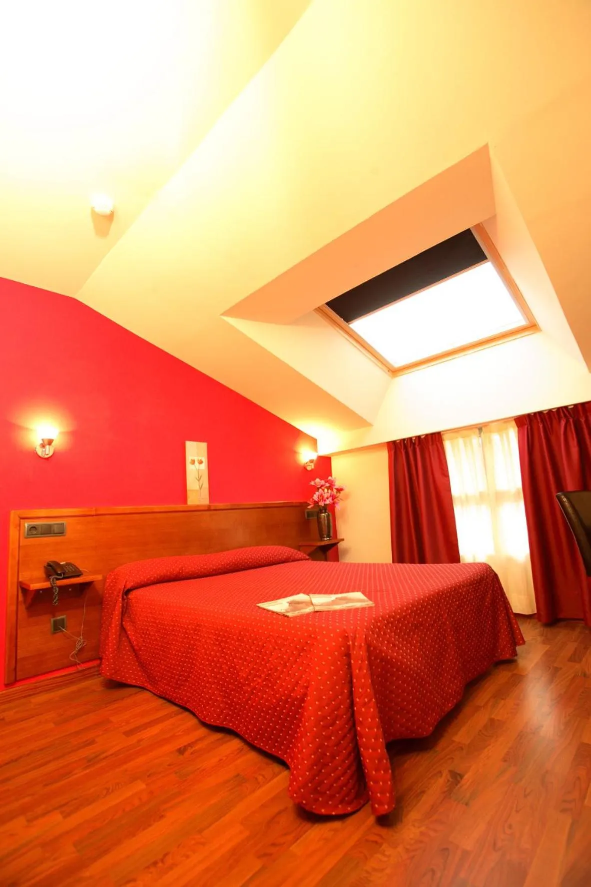 Bedroom, Bed in Hotel Virgen de Covadonga