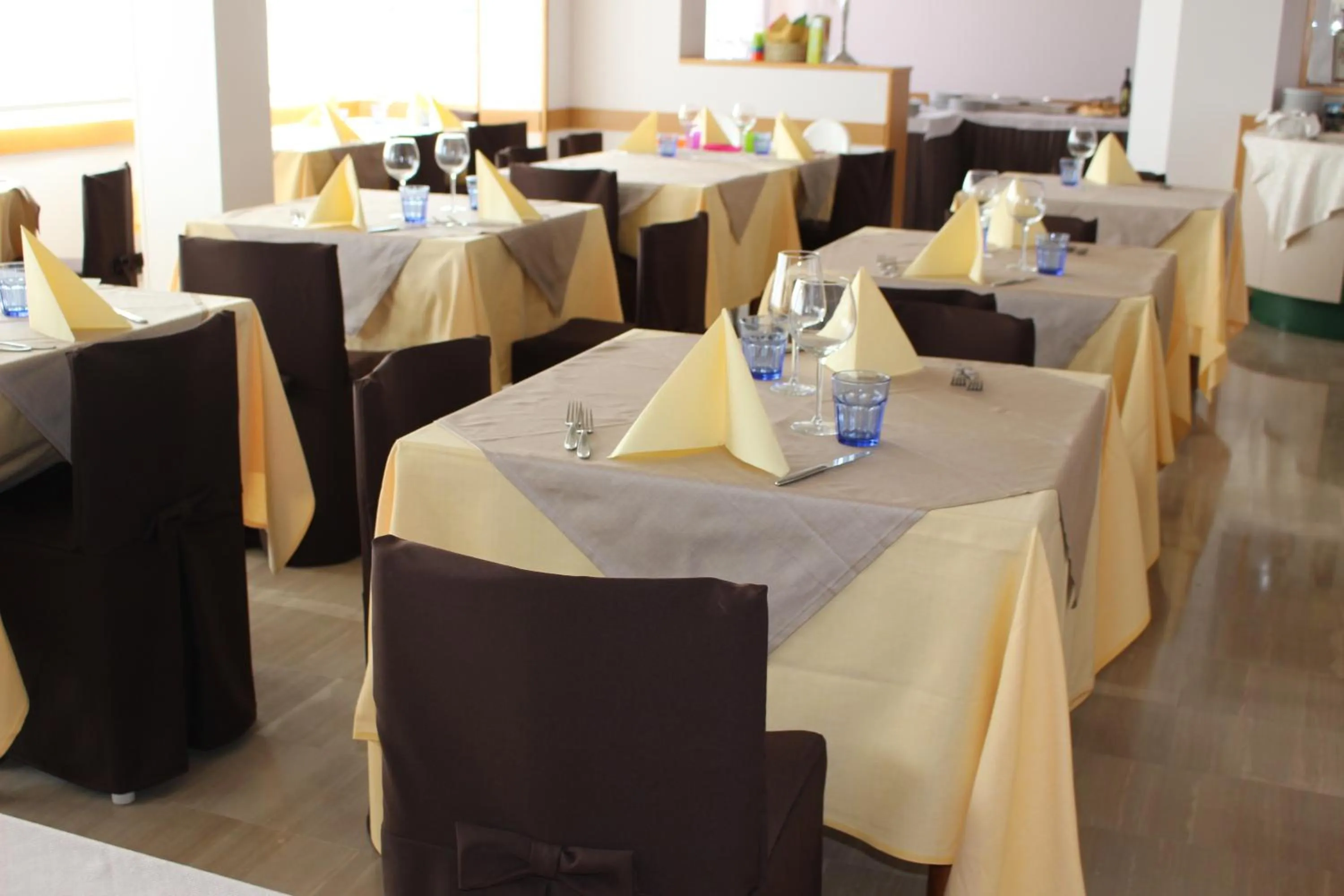 Restaurant/places to eat in Hotel Emma