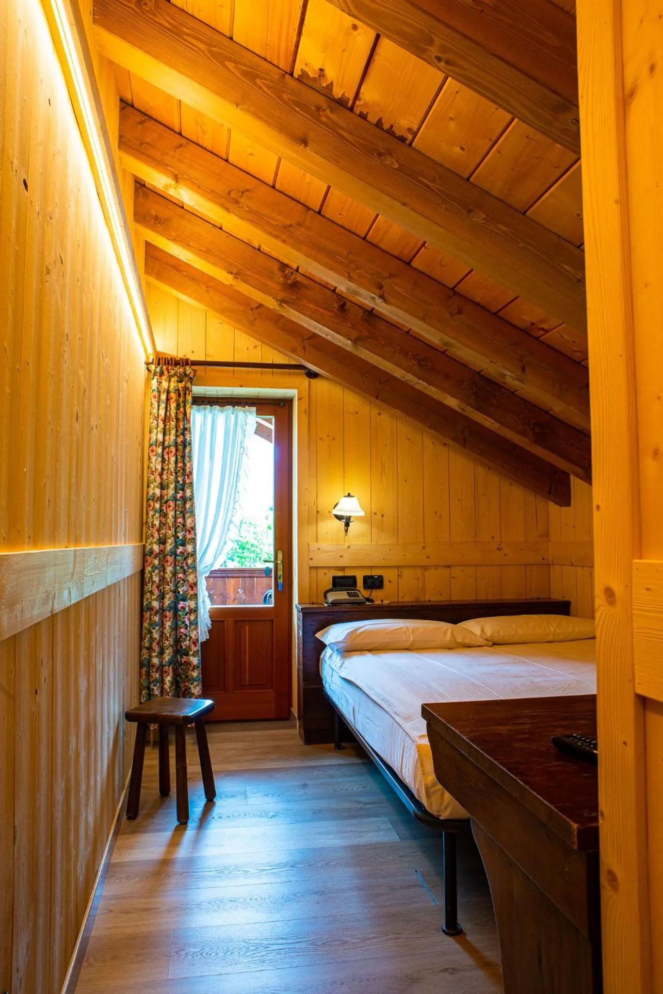 Photo of the whole room, Bed in Santa San