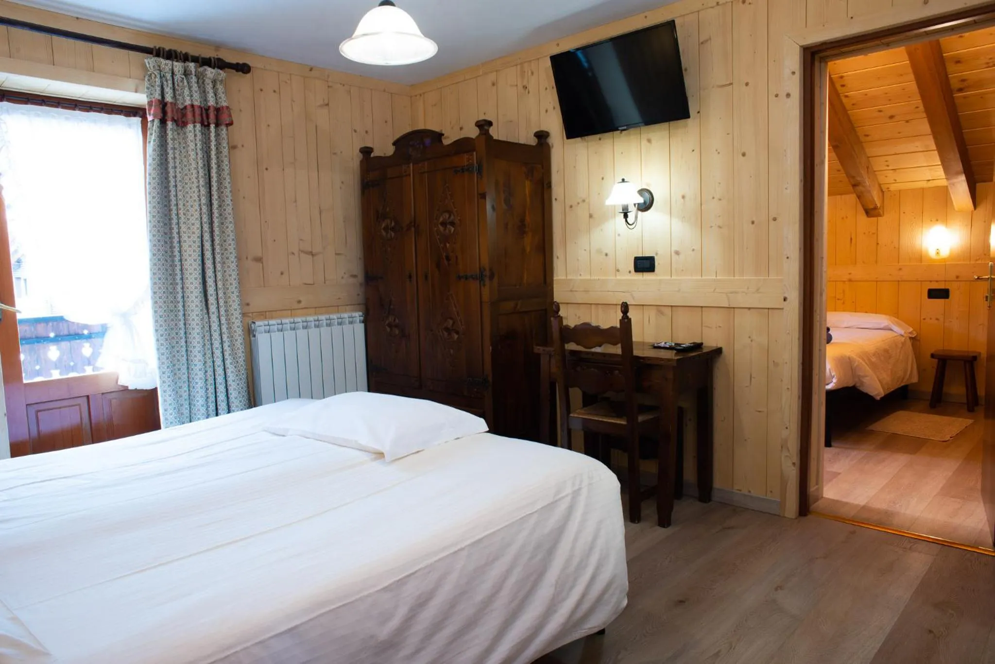 Photo of the whole room, Bed in Santa San