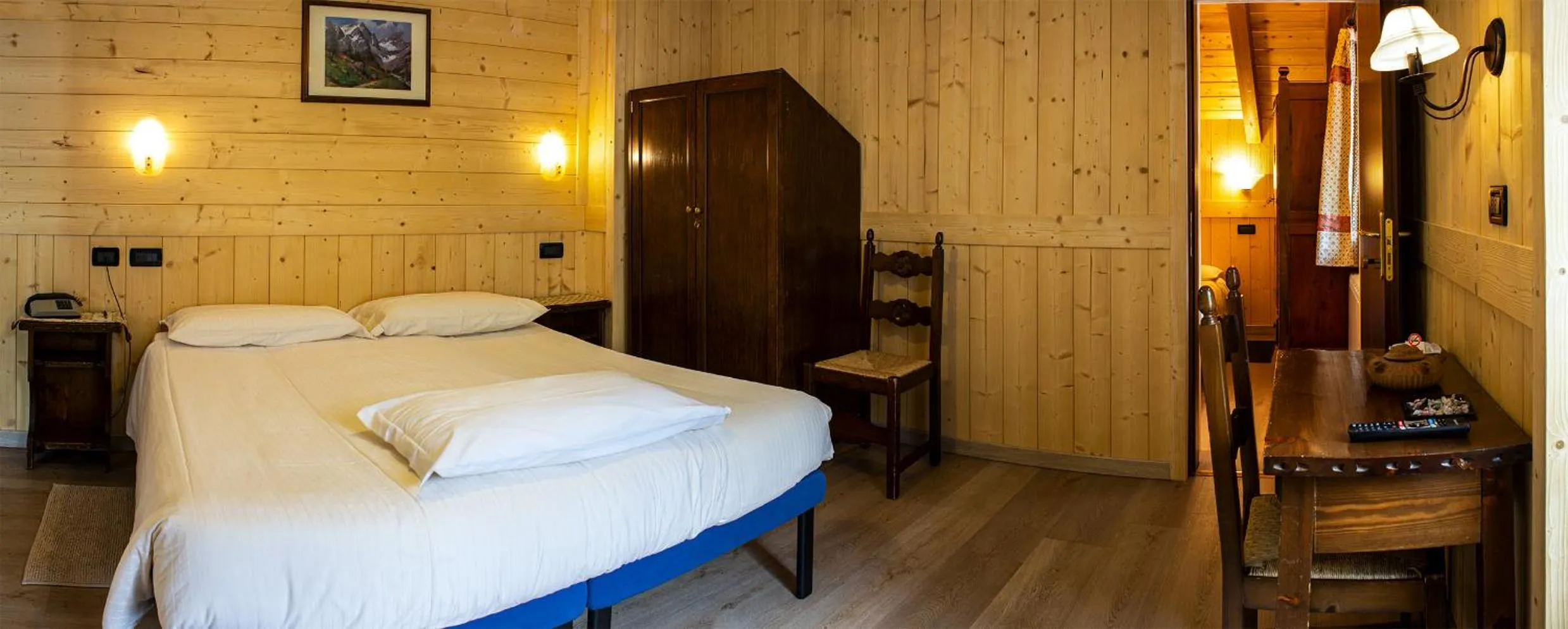 Photo of the whole room, Bed in Santa San