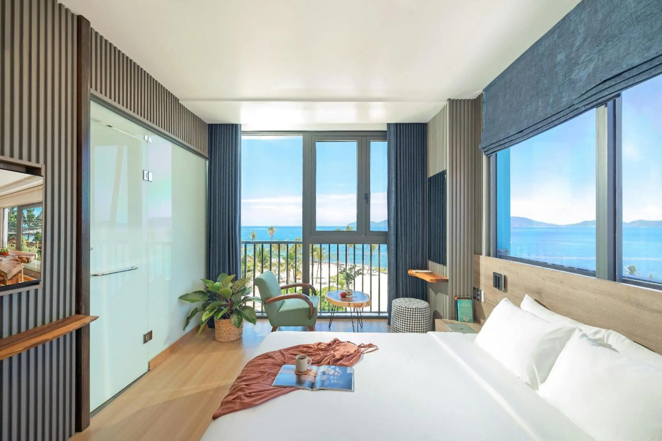 TV and multimedia, Bed in Cozy Front Beach House wid Private Beach