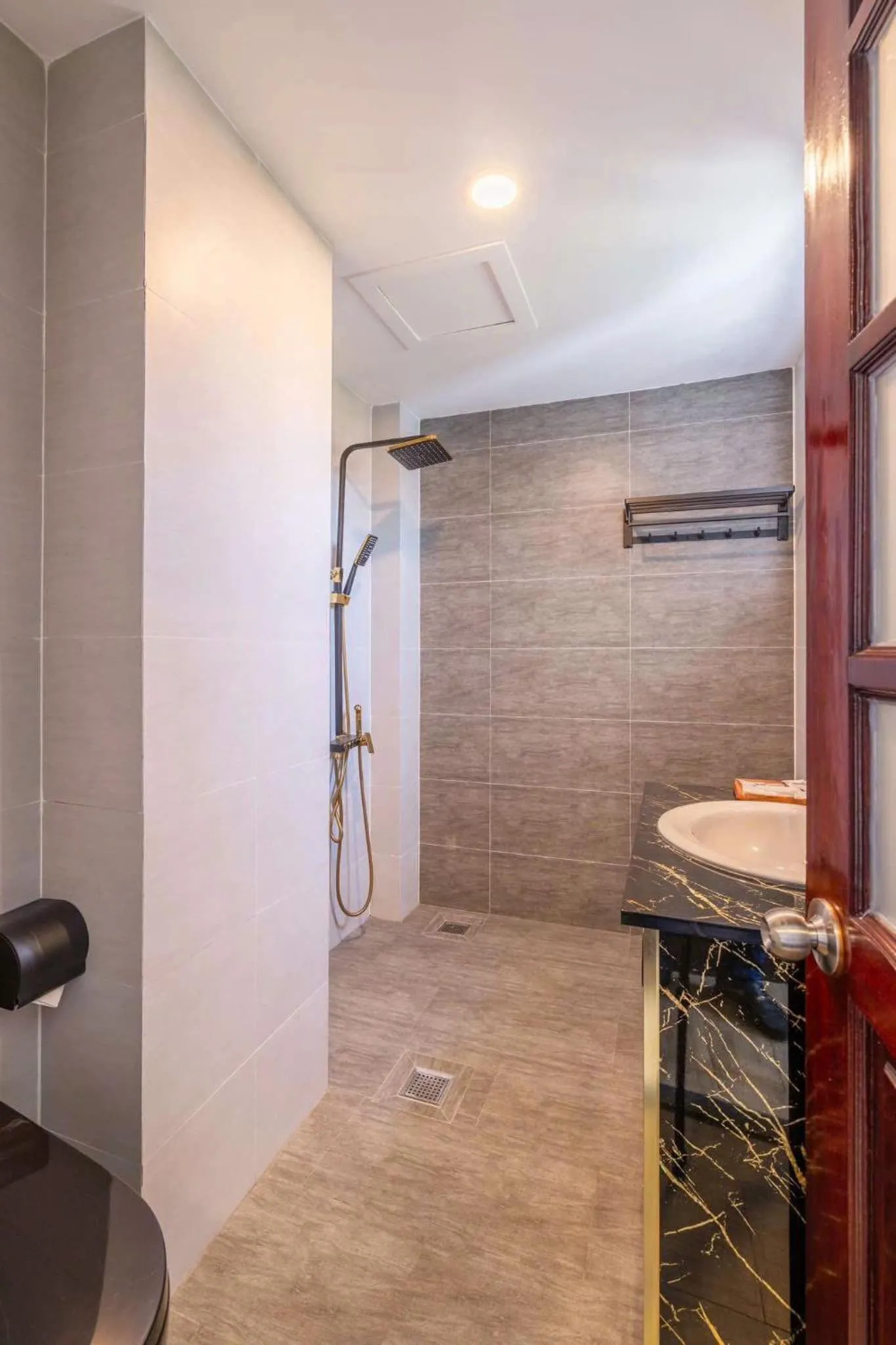 Toilet in The Palms Hotel Phan Thiết