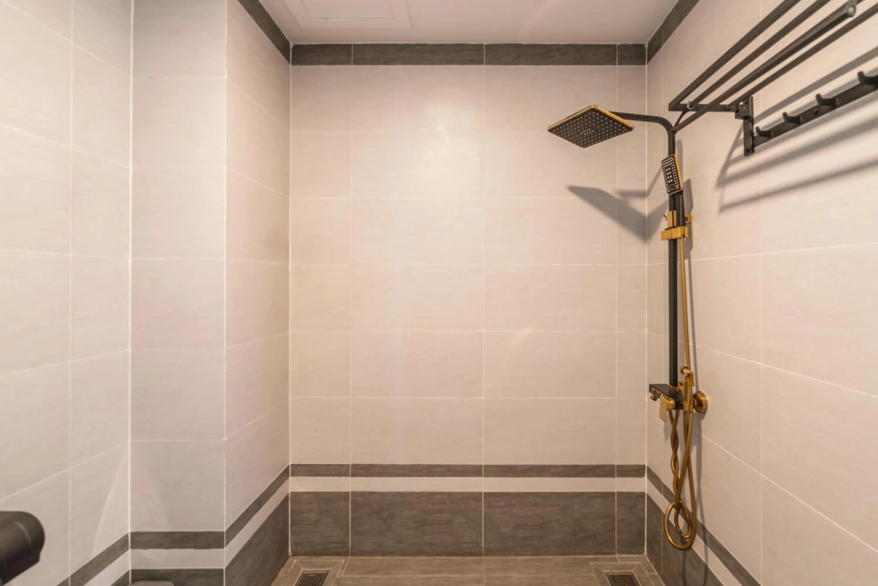 Shower in The Palms Hotel Phan Thiết