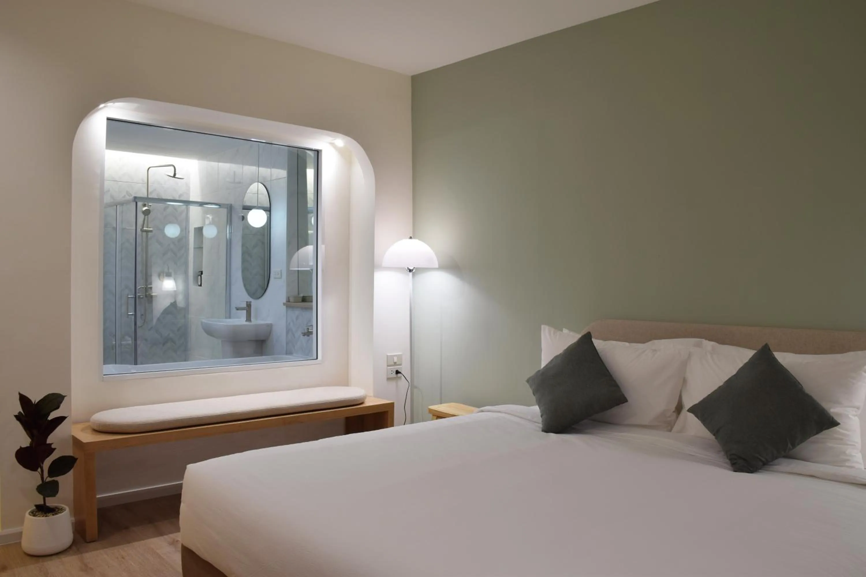 Shower, Bed in Squirrel House