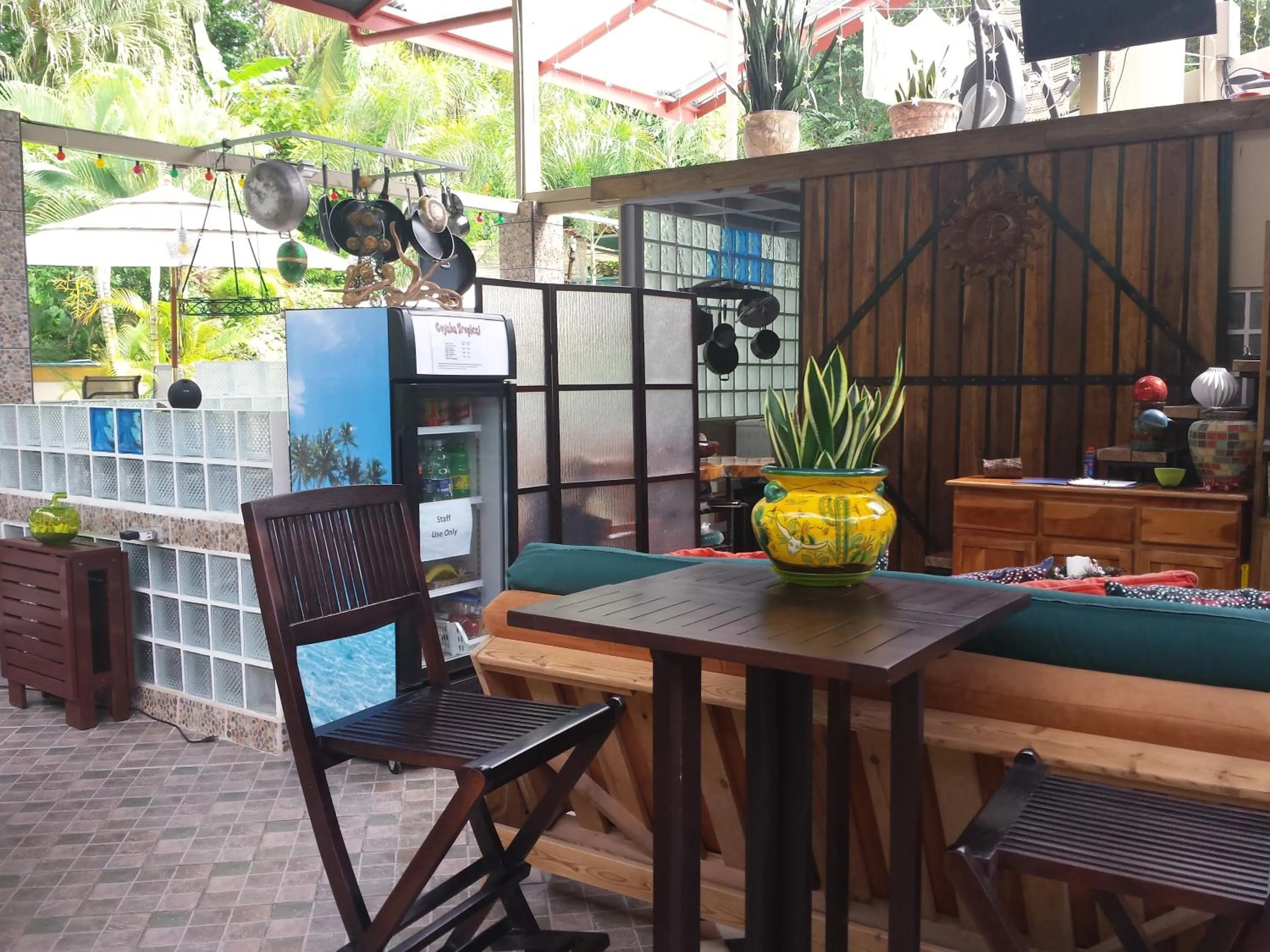 Communal lounge/ TV room in Coyaba Tropical Elegant Adult Guesthouse