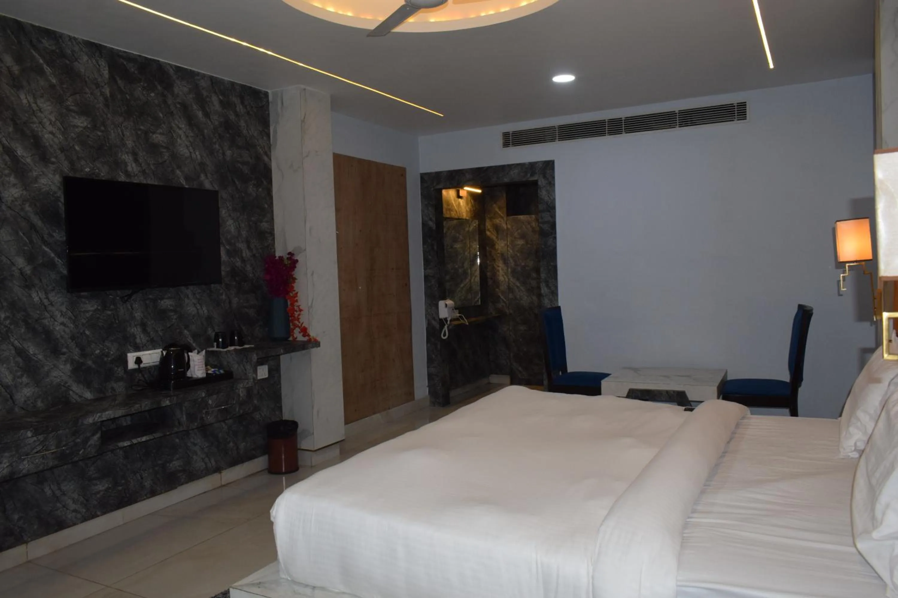 TV and multimedia, Bed in Country Ambience Hotel By Jags City Mall