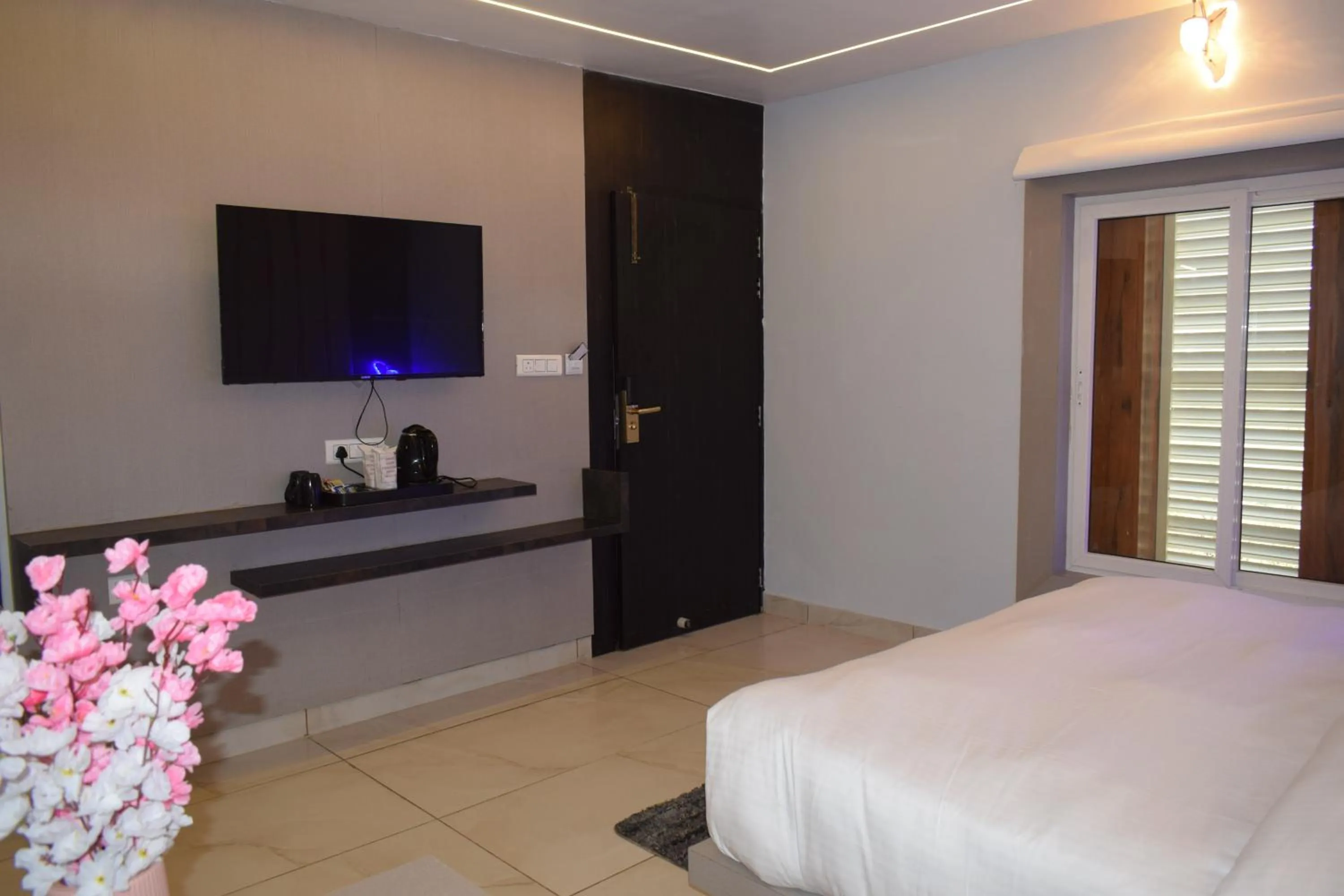 Coffee/tea facilities, Bed in Country Ambience Hotel By Jags City Mall