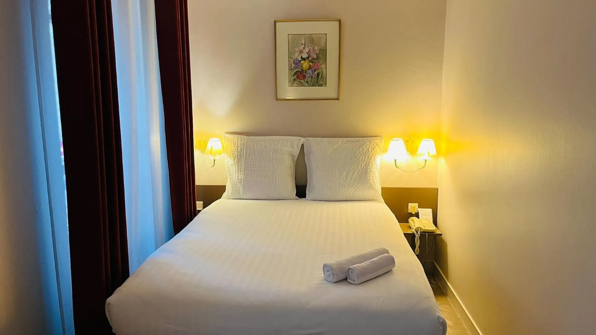 Bed in Hotel Paris Vesinet -ex Auberge des 3 Marches